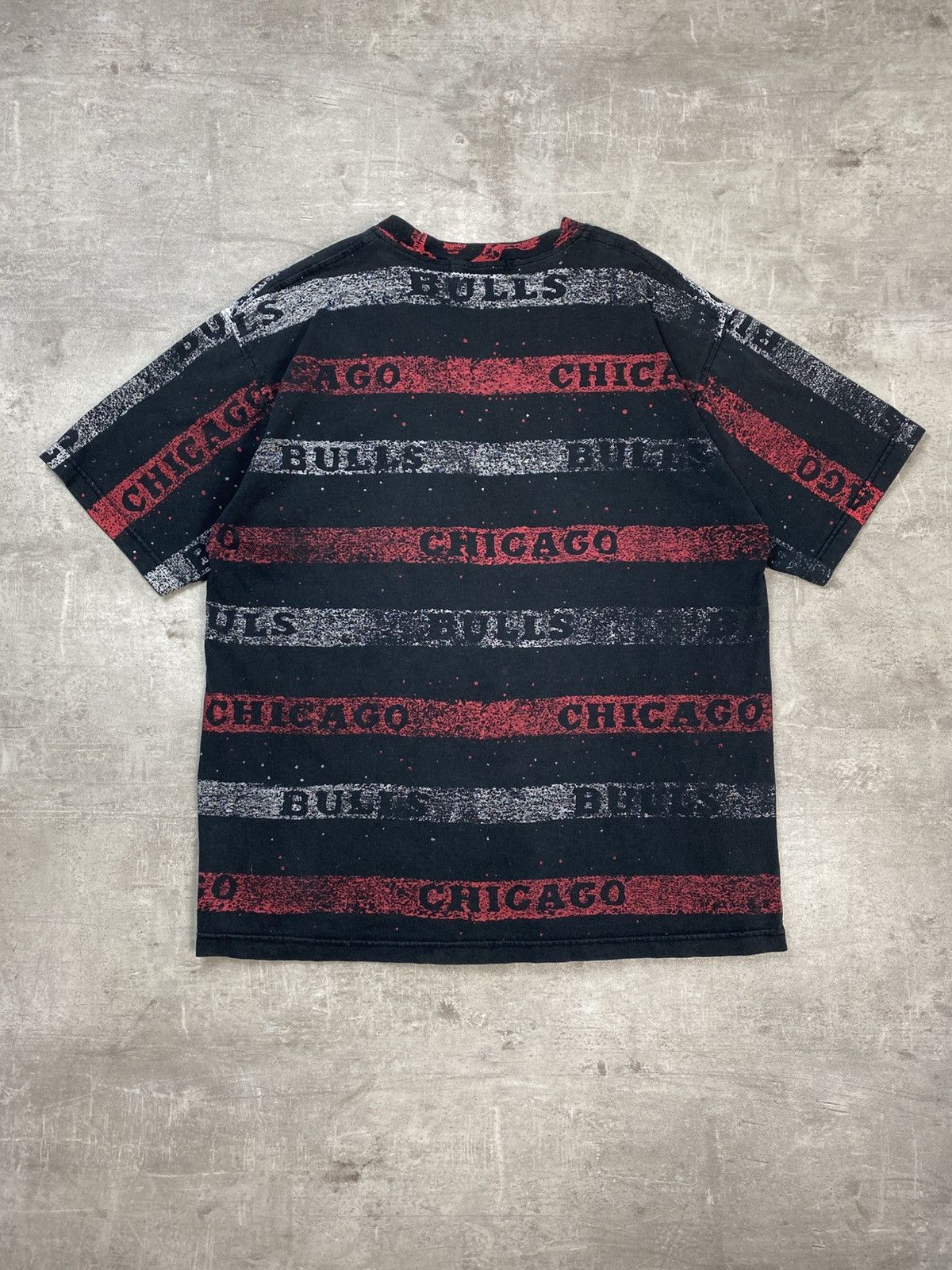Vintage Vintage Chicago Bulls NBA Washed Fullprint T-shirt Size US L / EU 52-54 / 3 - 5 Thumbnail