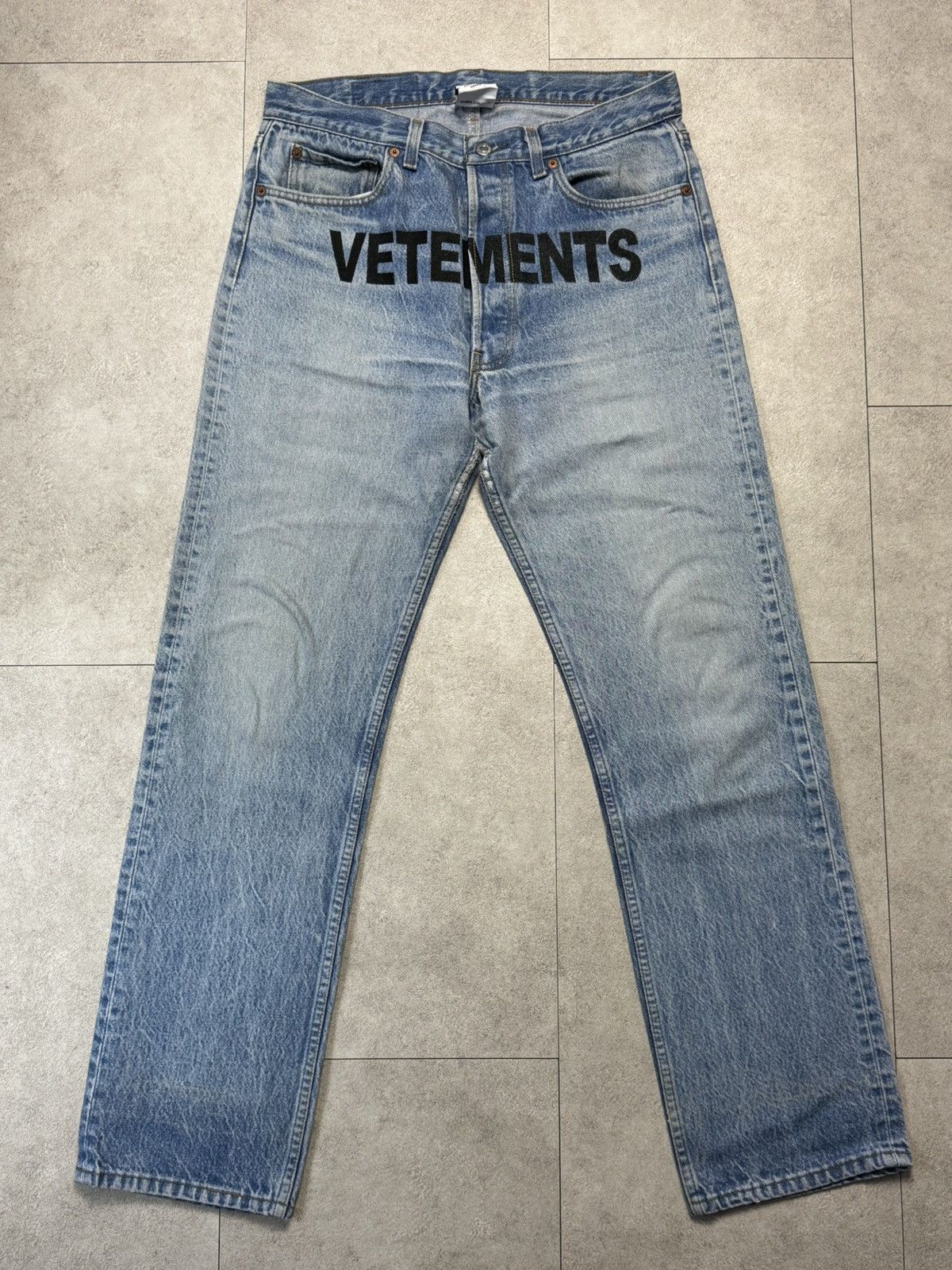 Vetements VETEMENTS x LEVIS FW17 RUNWAY EMBROIDERED LOGO DENIM JEANS Size US 32 / EU 48 - 1 Thumbnail