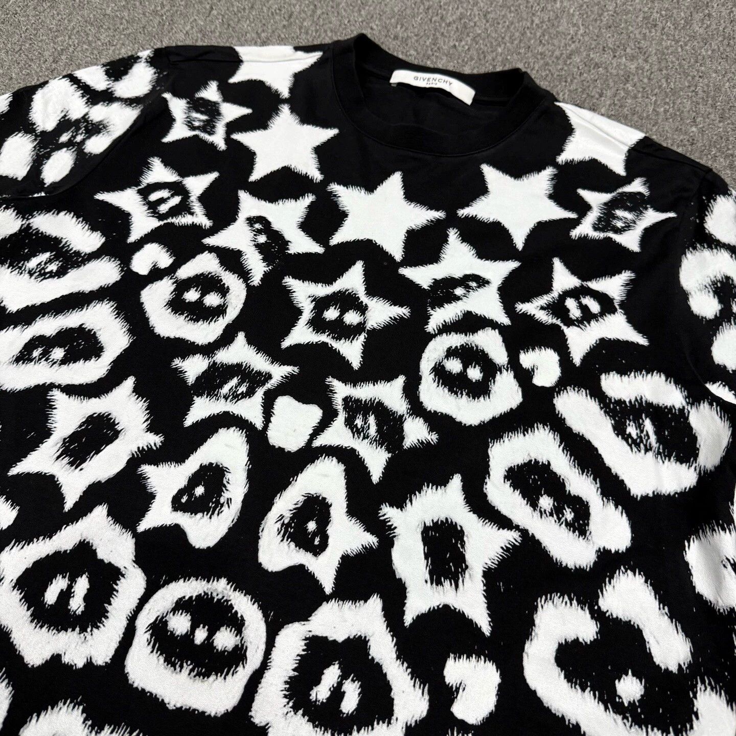 Givenchy Givenchy black/white star print short-sleeve S mint Size US S / EU 44-46 / 1 - 3 Thumbnail