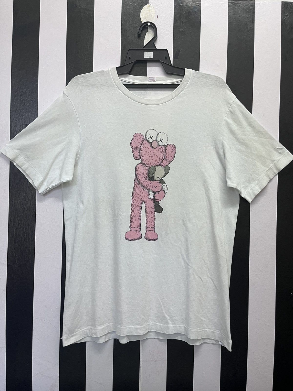 Kaws × Uniqlo Medium UT White Pink BFF Tee Shirt Plush Figure First Size US L / EU 52-54 / 3 - 1 Thumbnail