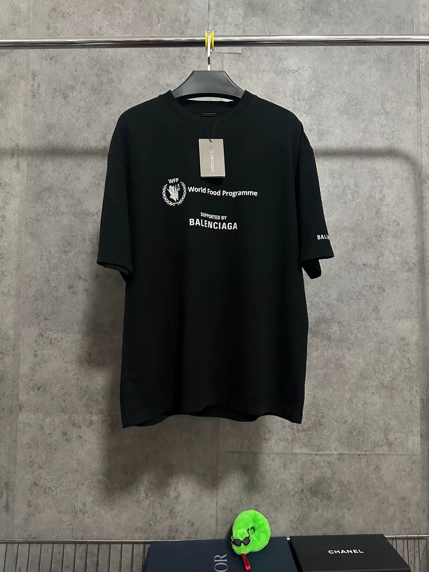 Balenciaga Balenciaga WFP Collaboration Logo Print Men's T-Shirt Size US M / EU 48-50 / 2 - 1 Thumbnail