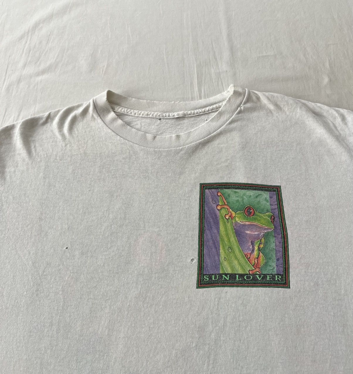 Vintage Vintage 90s Frog Rainforest Sun Lover Thrashed White T-shirt Size US XL / EU 56 / 4 - 4 Thumbnail