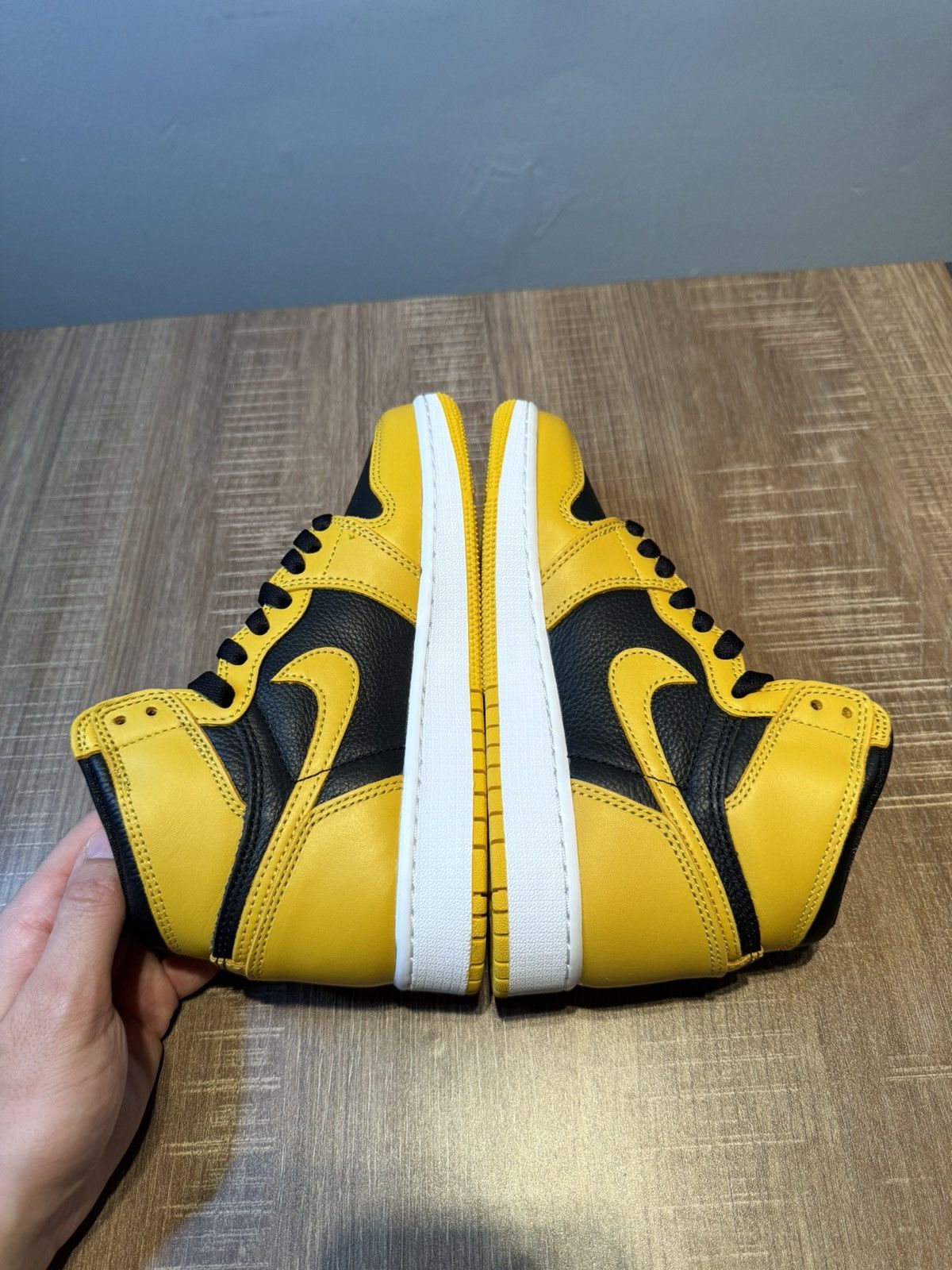 Jordan Brand Nike Air Jordan 1 Retro High OG Pollen Size 5Y Women’s 6.5 Size US 5 / EU 37 - 5 Thumbnail