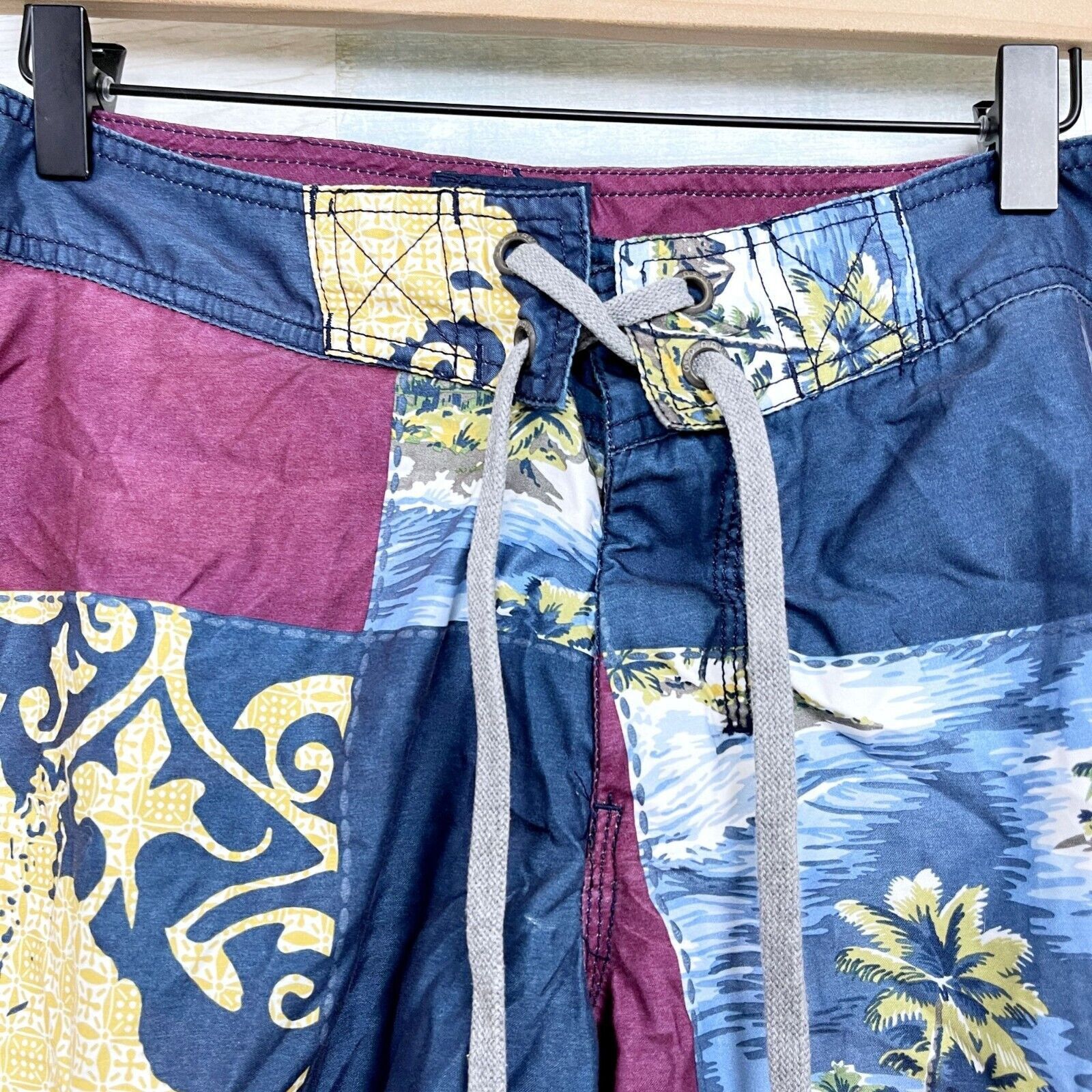 Old Navy Old Navy Tropical Patchwork Cargo Board Shorts Mens Small Size US 29 - 2 Thumbnail