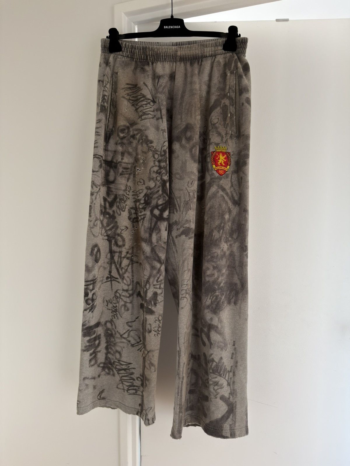 Balenciaga BALENCIAGA SS23 MUD SHOW GRAFFITI SKATER BAGGY SWEATPANTS Size US 32 / EU 48 - 1 Thumbnail