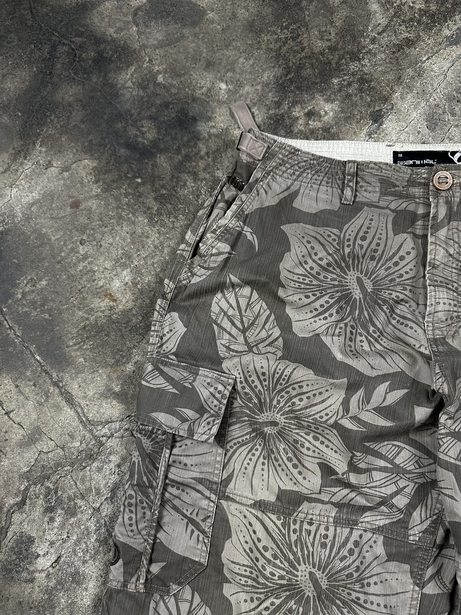 Vintage 2000s Vintage Animal Floral Hiphop Rap Y2k Cargo Shorts Size US 38 / EU 54 - 2 Thumbnail