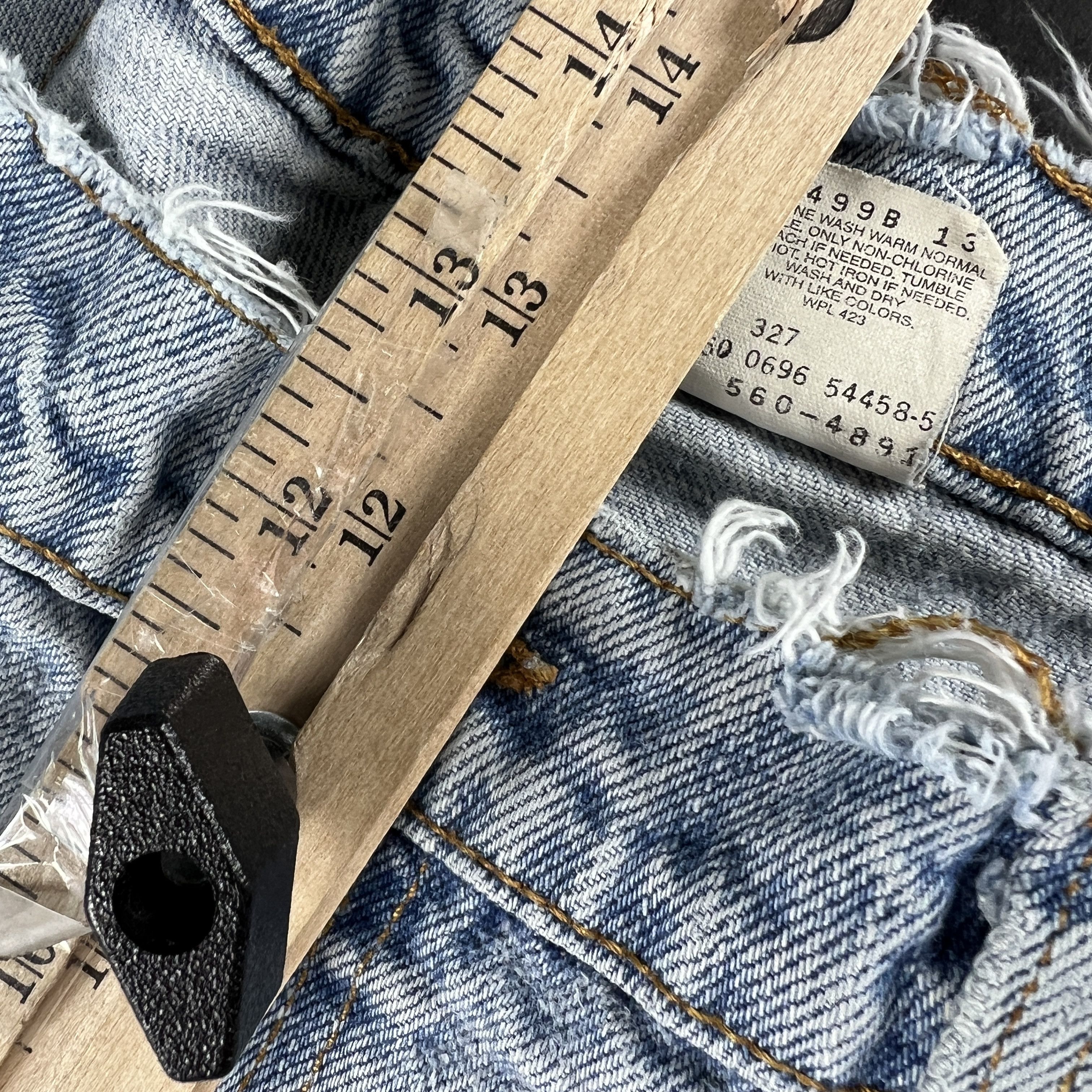 Levi's × Vintage VTG 90s Levi's Jeans 560 Loose Tapered Blue Thrashed Denim Size US 36 / EU 52 - 24 Thumbnail