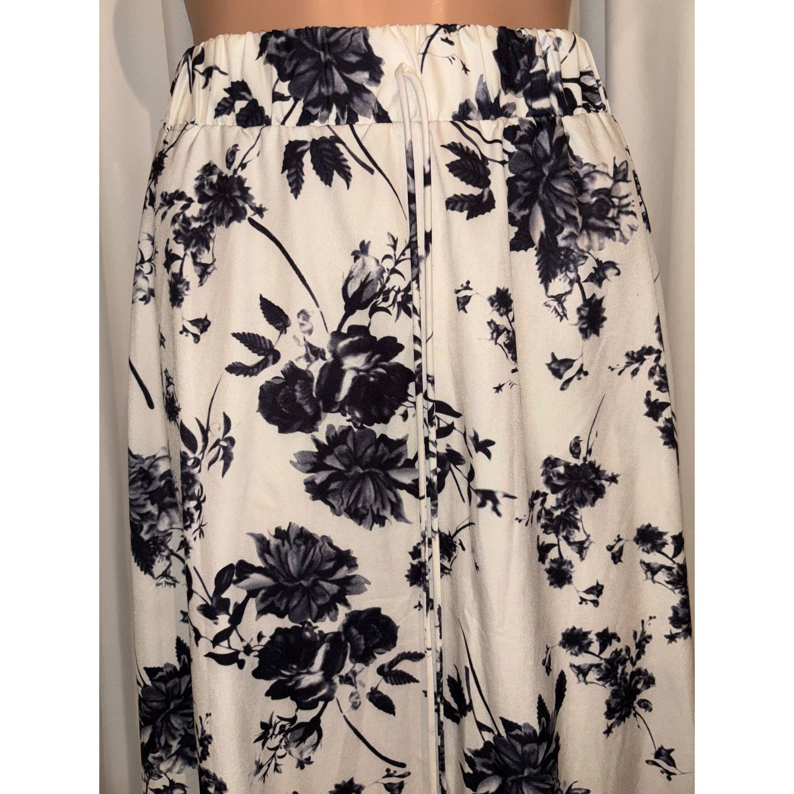 The Unbranded Brand Black & White Floral Maxi Skirt - Size Small Size S / US 4 / IT 40 - 4 Thumbnail