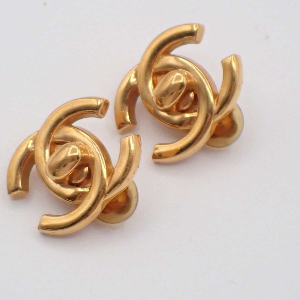 Chanel Chanel CC Button Clip-On Metal Size ONE SIZE - 1 Thumbnail