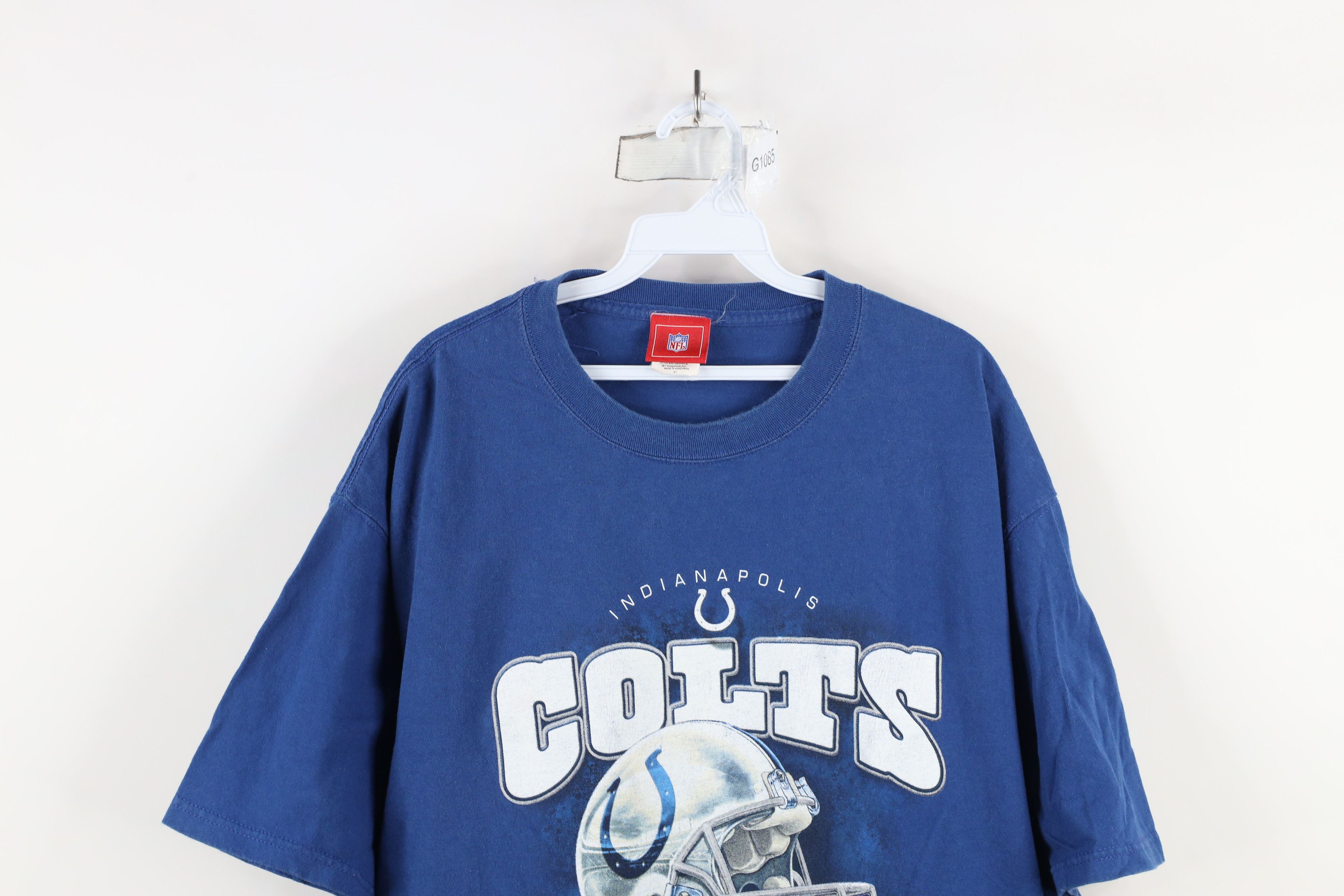 Vintage Vintage Y2K 2005 NFL Indianapolis Football Helmet T-Shirt Size US XL / EU 56 / 4 - 2 Thumbnail