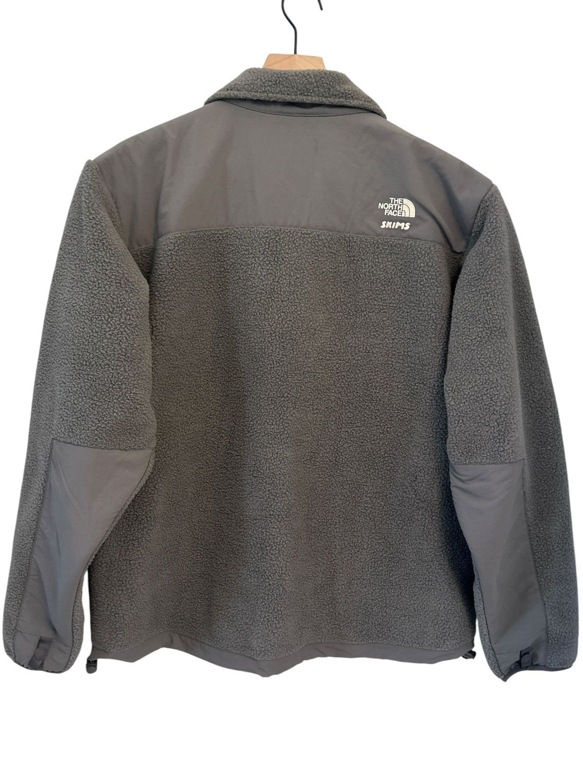 SKIMS The North Face x SKIMS 1995 Denali fleece jacket gunmetal S Size S / US 4 / IT 40 - 5 Thumbnail
