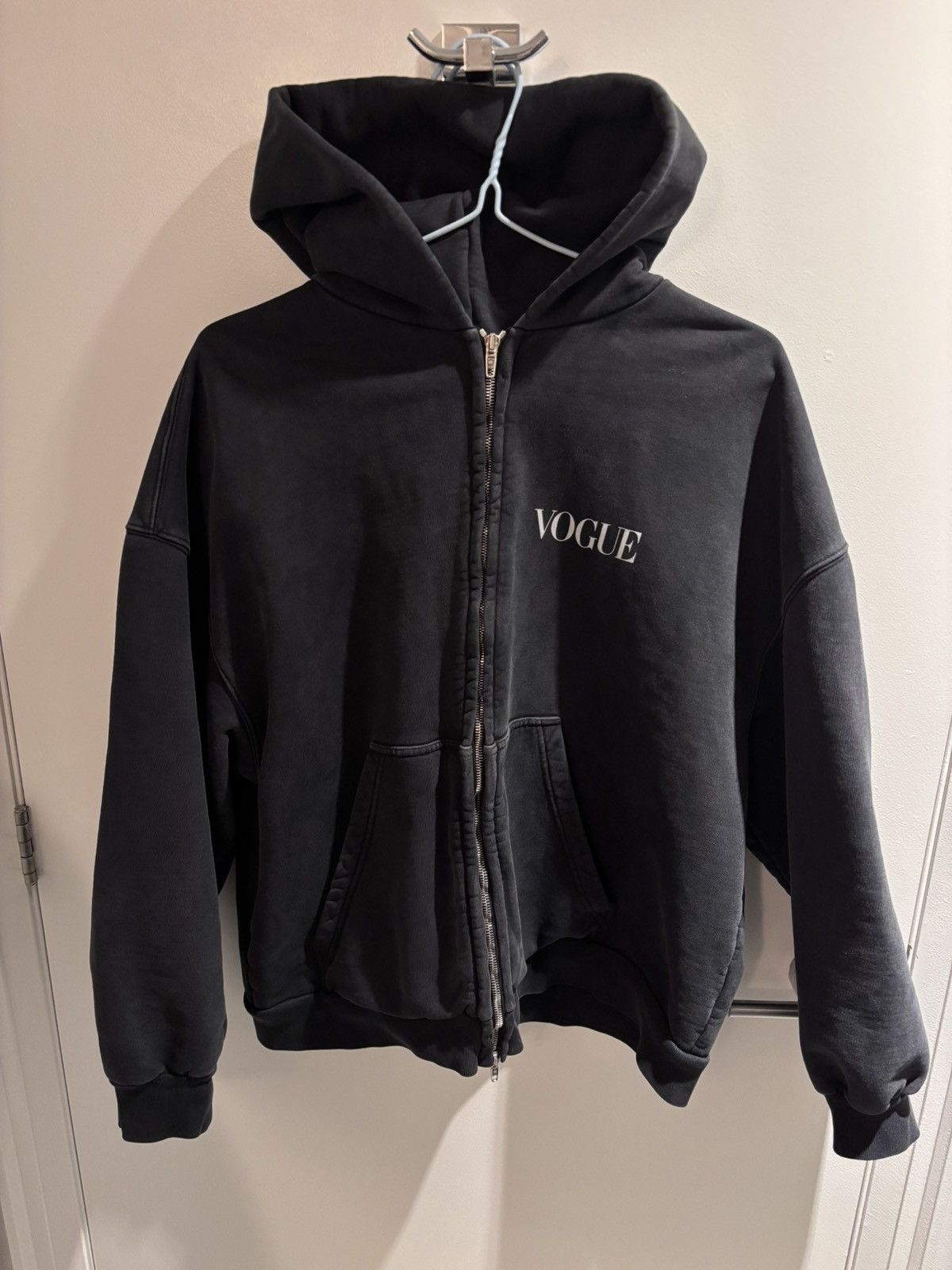 送料込+BALENCIAGA+Balenciaga | Vogue ジップアップ Hoodie Balenciaga × Vogue Zip-Up Hoodie Regular Fit | WHAT'S ON THE