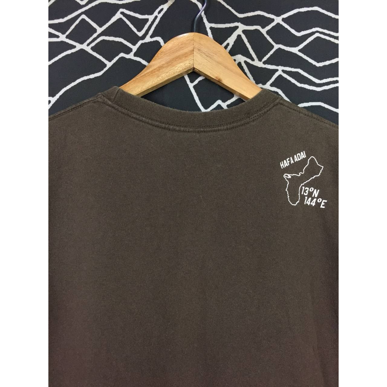 Quiksilver × Vintage Vtg Quiksilver Center Logo Hafa Adai Guam Surf Skate Tee Size US S / EU 44-46 / 1 - 9 Thumbnail
