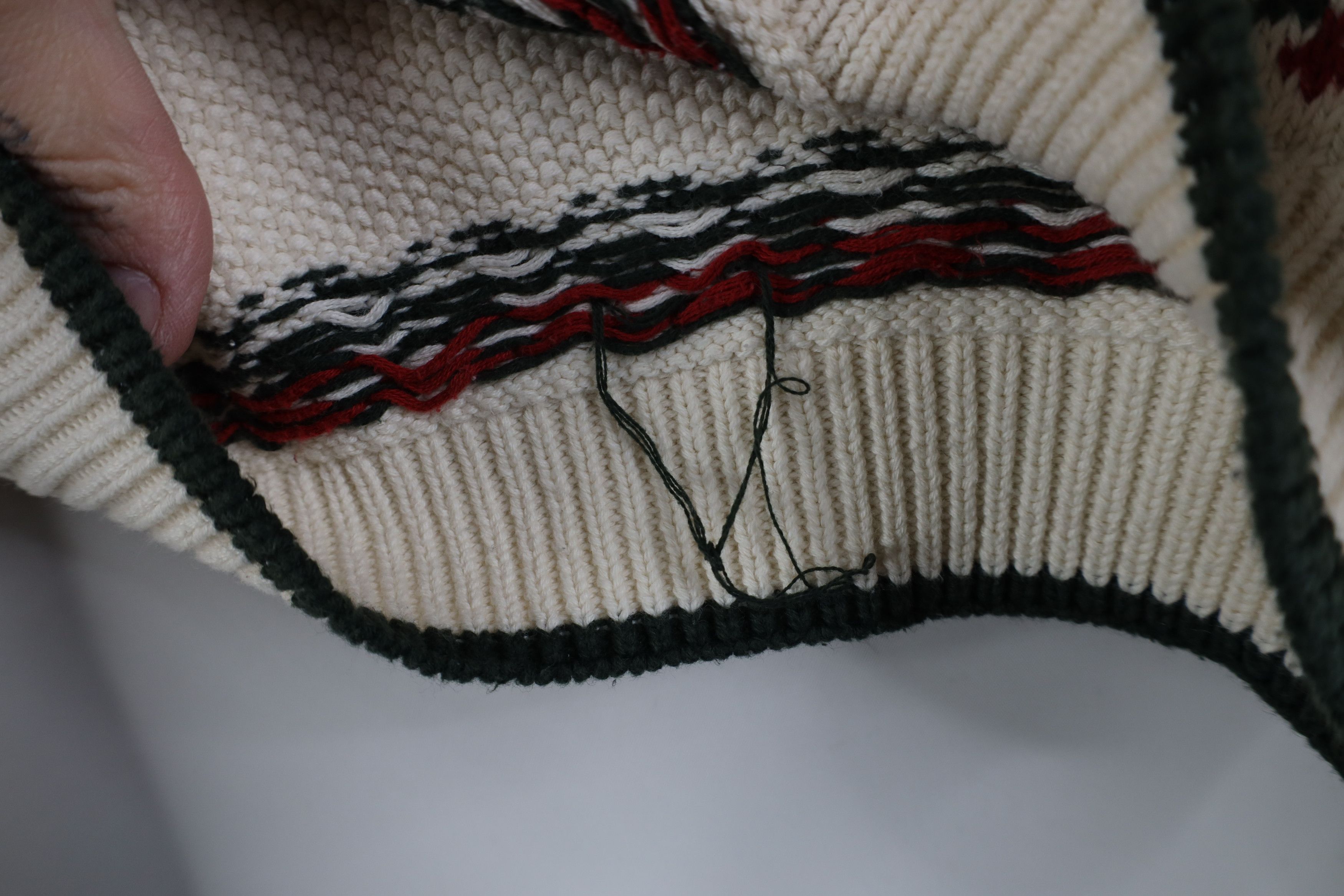 Cabelas Vintage 90s Cabelas Cardinal Bird Snow Crewneck Sweater Size L / US 10 / IT 46 - 12 Thumbnail