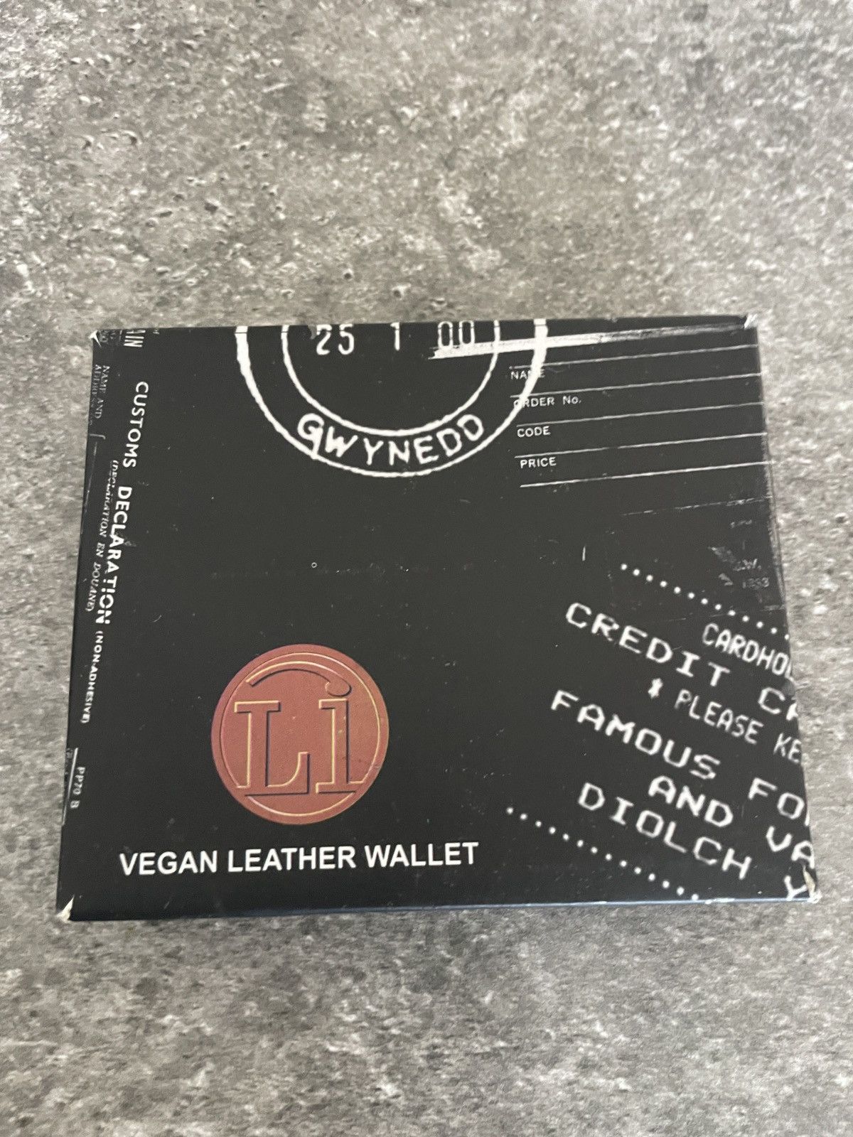 Leather Li Vegan Leather bi fold NWB Size ONE SIZE - 6 Thumbnail