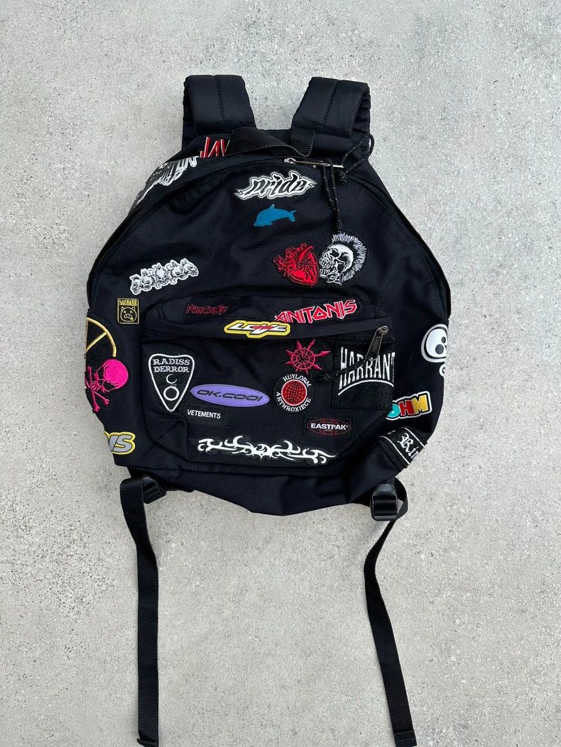 Vetements Vetements Graffiti Badge Backpack 2503-Nextarrow Size ONE SIZE - 2 Thumbnail