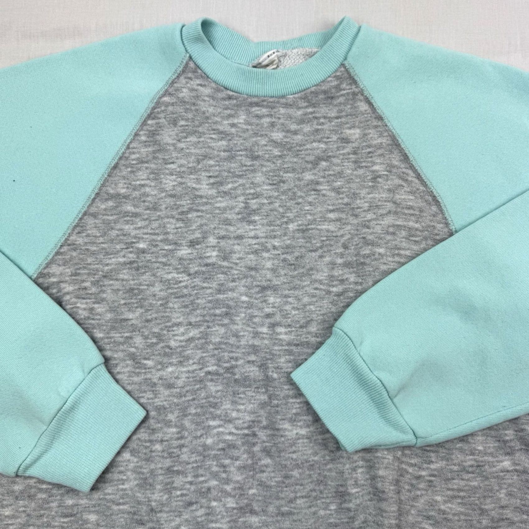 Vintage VINTAGE Sweatshirt Mens Large Gray USA 80s Two Tone Crew Neck Raglan Cotton Acrylic Pullover Size US L / EU 52-54 / 3 - 2 Thumbnail