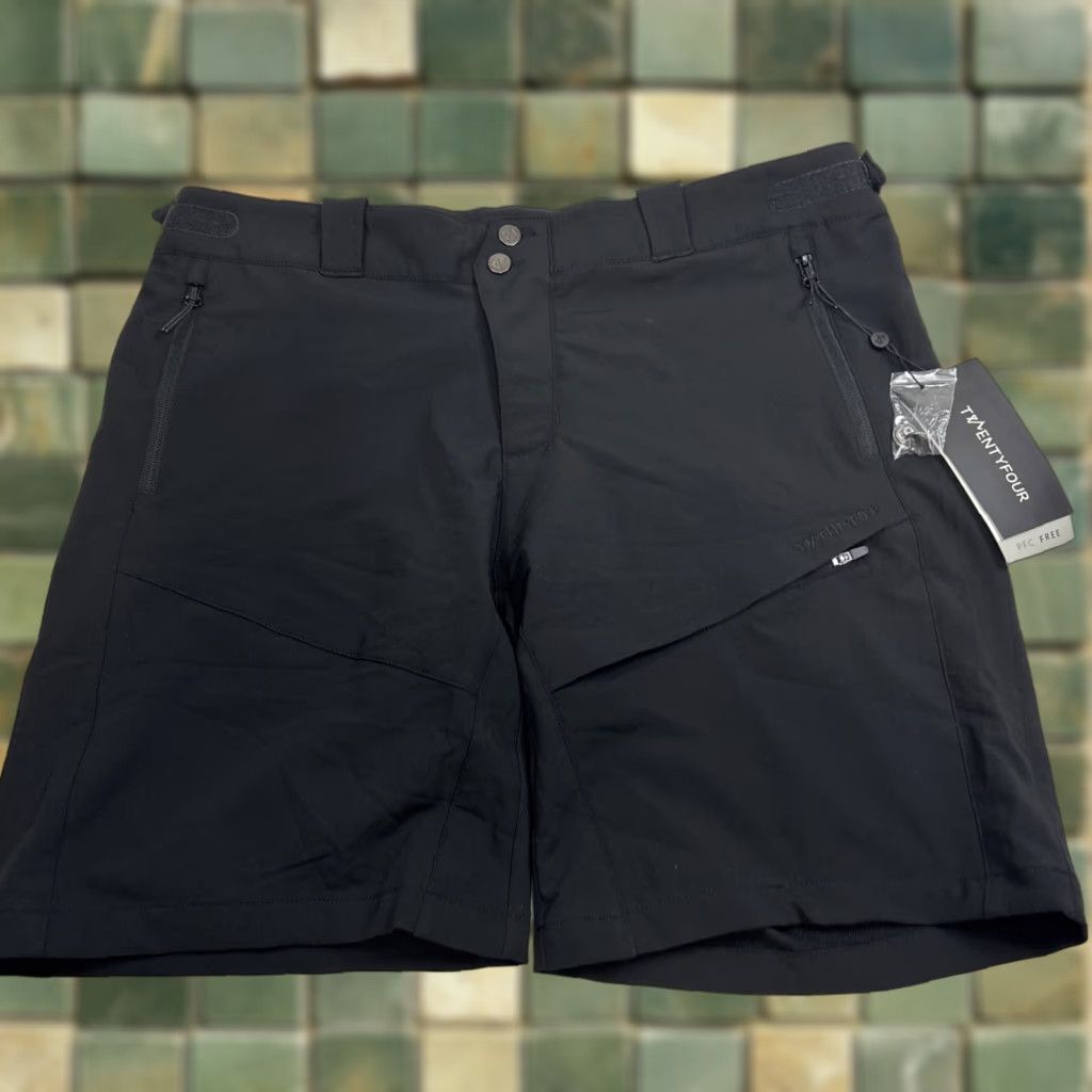Vintage TwentyFour Flåm Flam LS Shorts Men 46 Black Water Resistant NWT Cargo Europe 46 Men Size US 30 / EU 46 - 1 Thumbnail