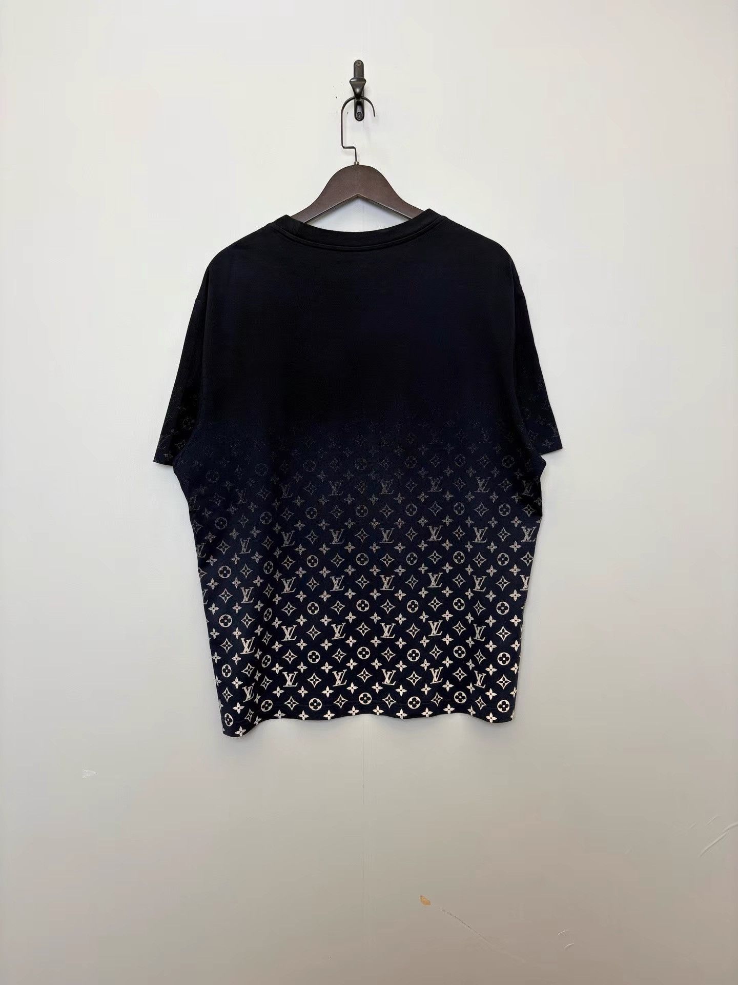 Louis Vuitton Louis Vuitton All-Over Logo Gradient Crew Neck T-Shirt K36 Size US XXL / EU 58 / 5 - 2 Thumbnail