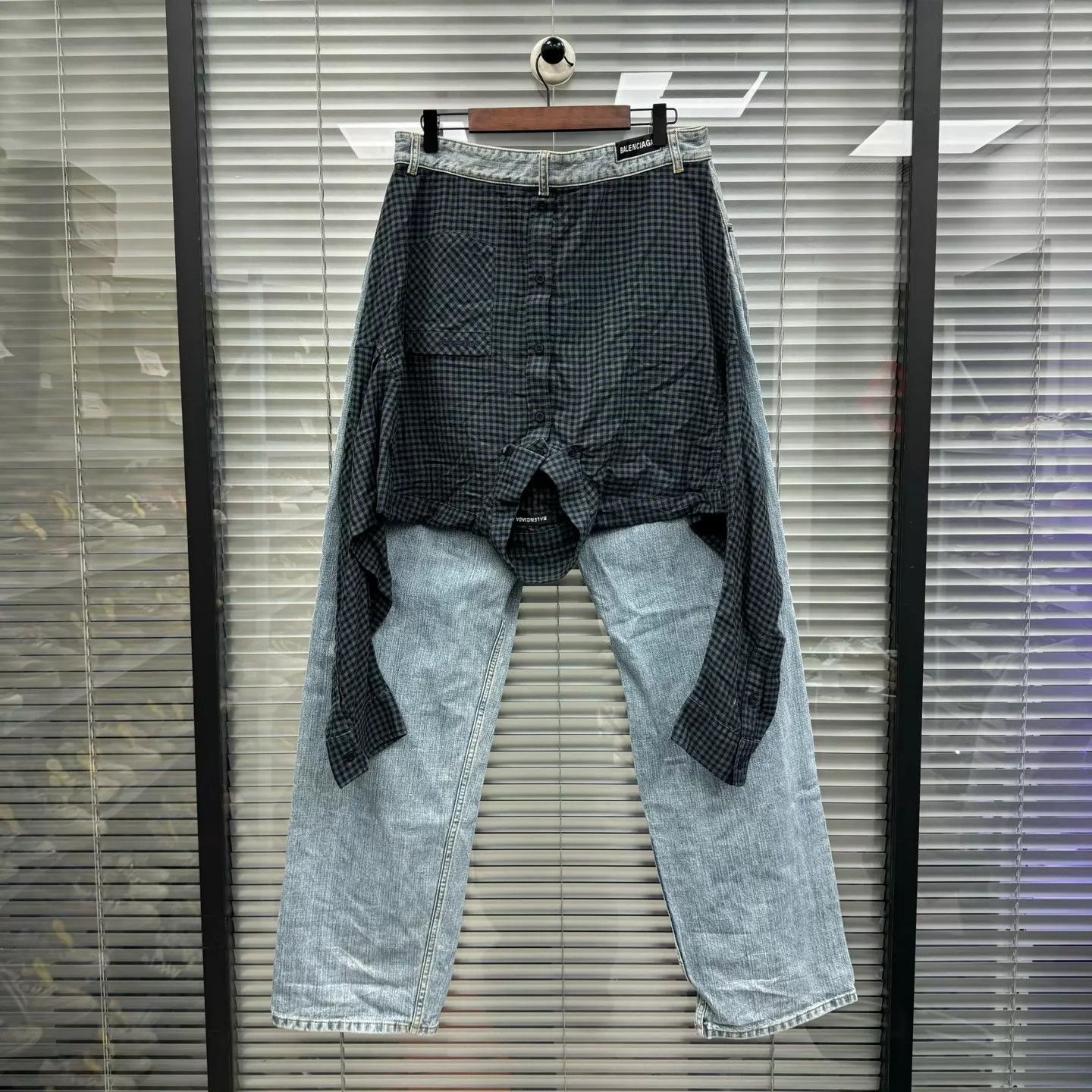Balenciaga Balenciaga shirt-denim hybrid near new M Size US 32 / EU 48 - 2 Thumbnail