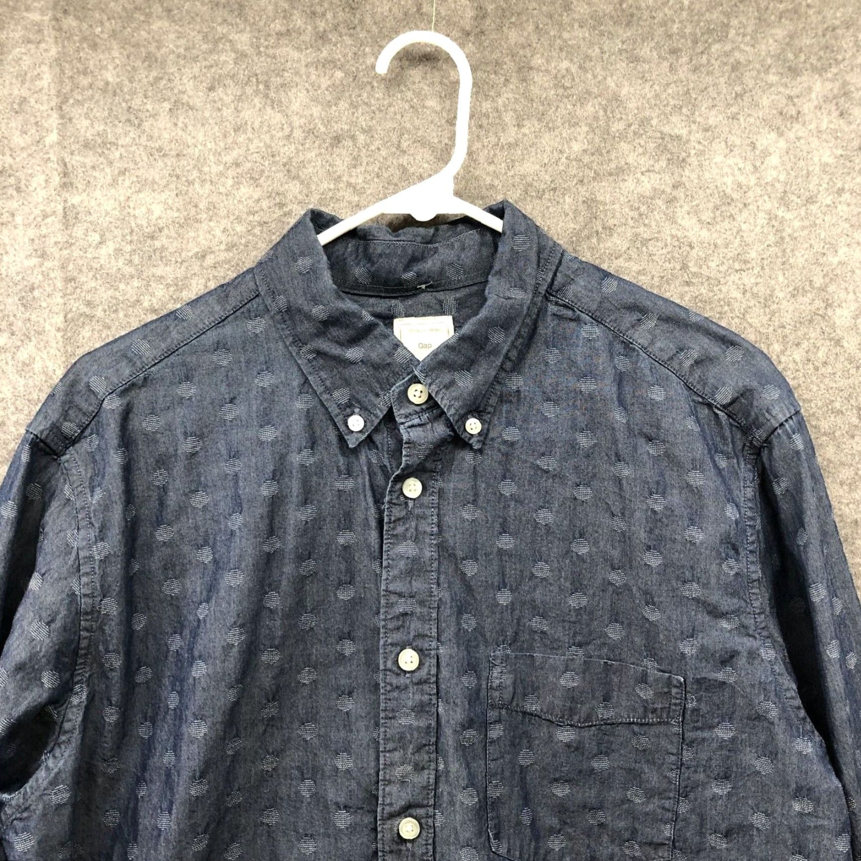 Gap Gap Mens Shirt L Button-Down Jacquard Dot Cotton Blue Long Sleeve Vintage-Inspired? (But we must output only title, no extra text) Size US L / EU 52-54 / 3 - 3 Thumbnail