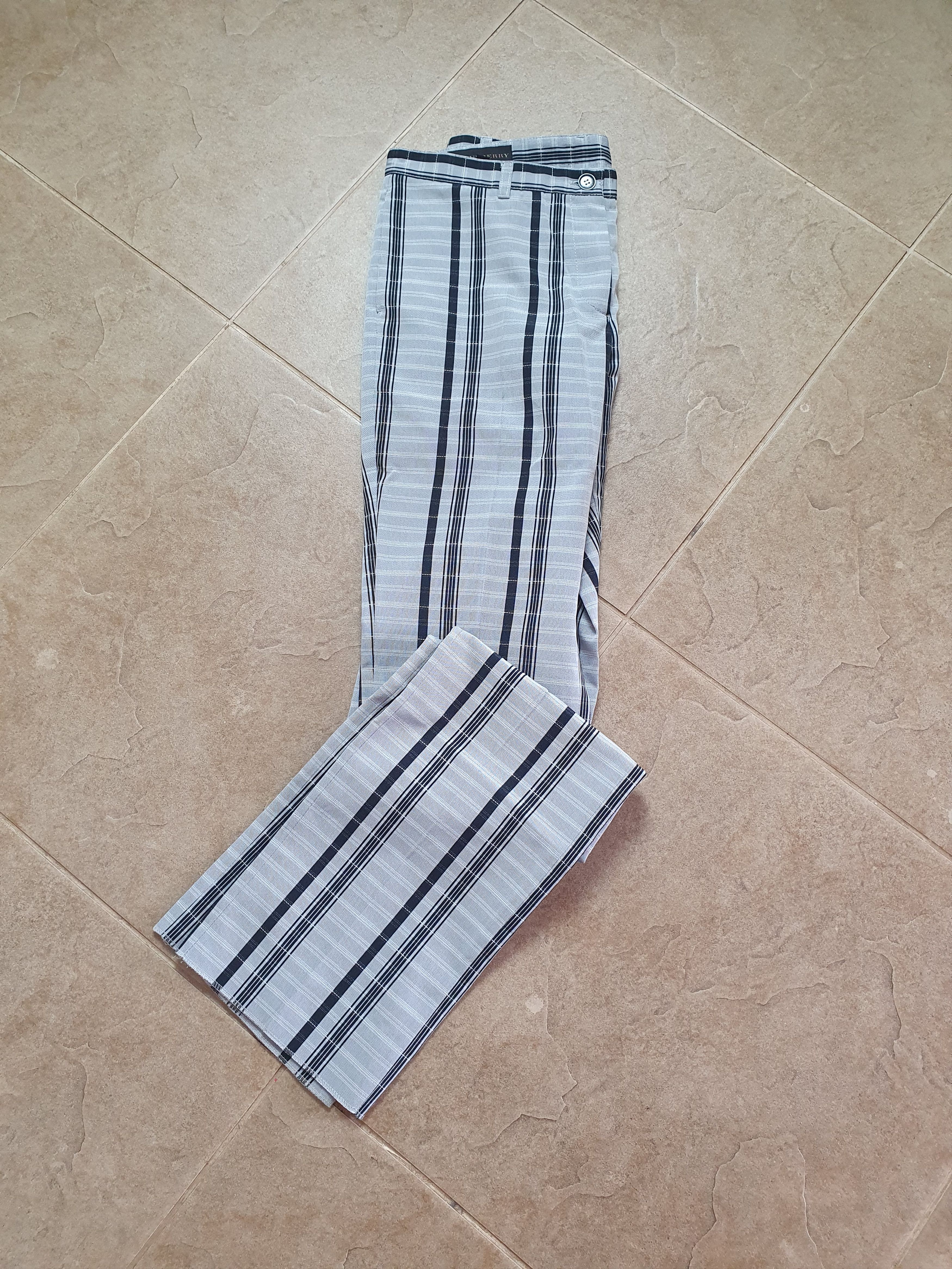 Burberry Vintage women's Burberry Check Grey Size 40 Made in Italy Size 40" / US 18 - 12 Thumbnail