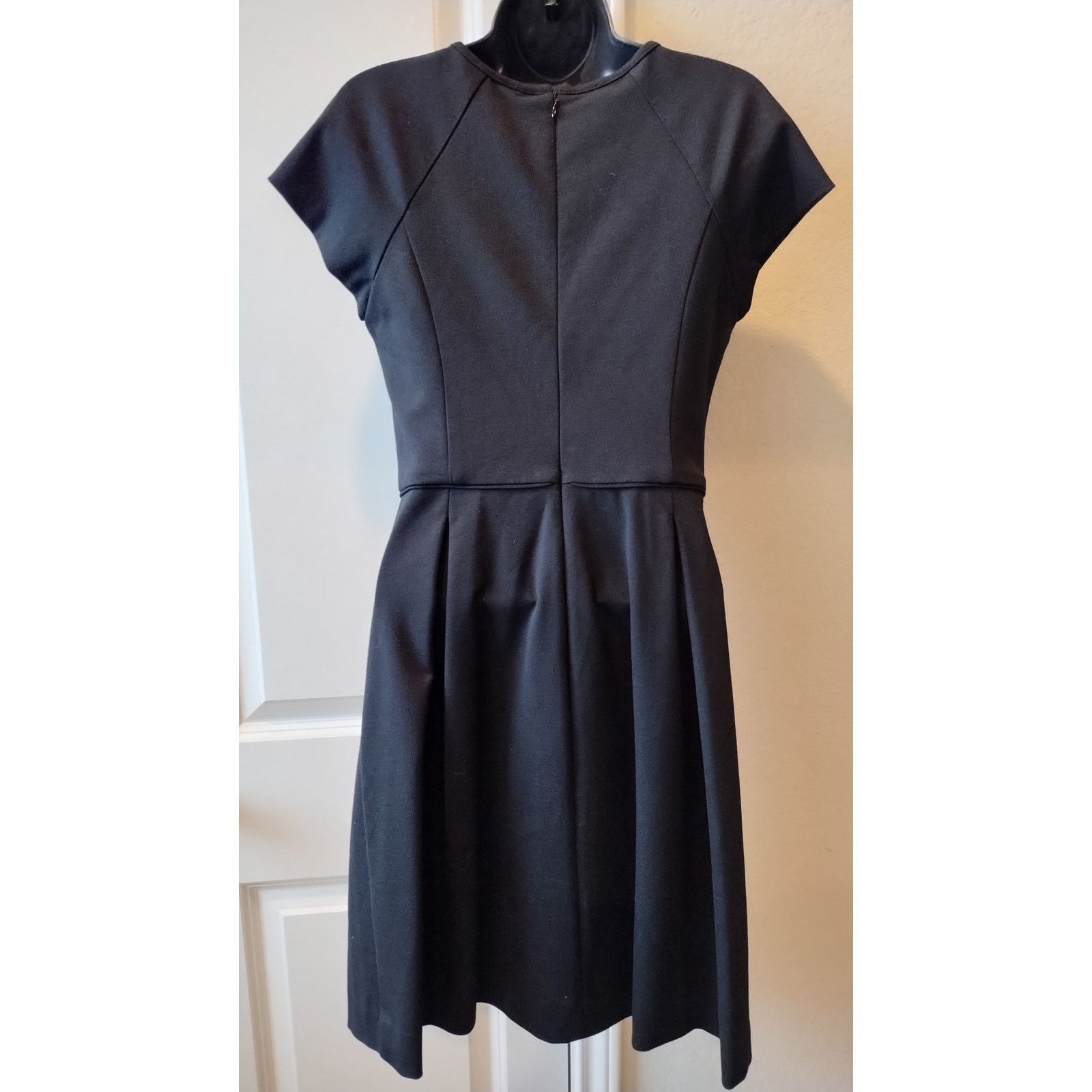 Banana Republic Banana Republic short sleeves Black Jewel neckline Dress Sz2 Size XS / US 0-2 / IT 36-38 - 6 Thumbnail
