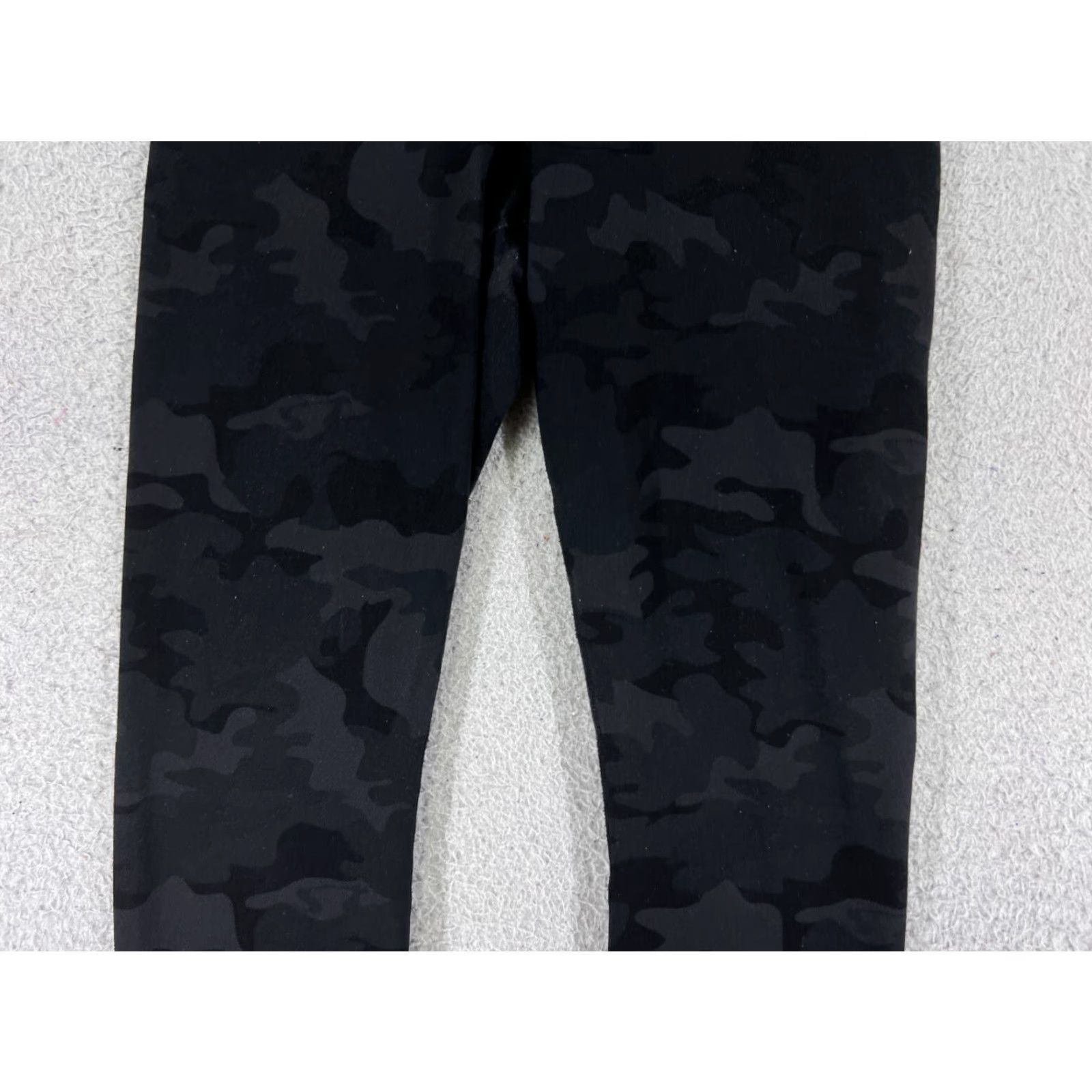 Lululemon Lululemon Pants Womens 4 Black Gray Camouflage Leggings Activewear Pockets 19 In Inseam Relaxed Size 27" / US 4 / IT 40 - 5 Thumbnail