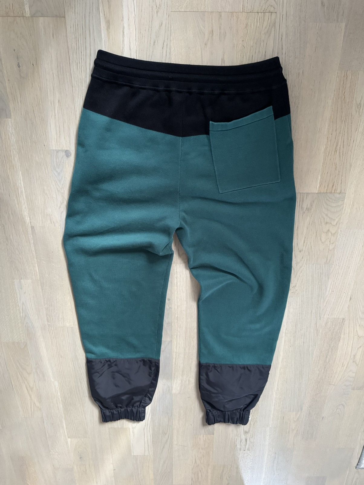 Louis Vuitton LOUIS VUITTON HYBRID NYLON JOGGER sizes in photos by tap Size US 32 / EU 48 - 6 Thumbnail