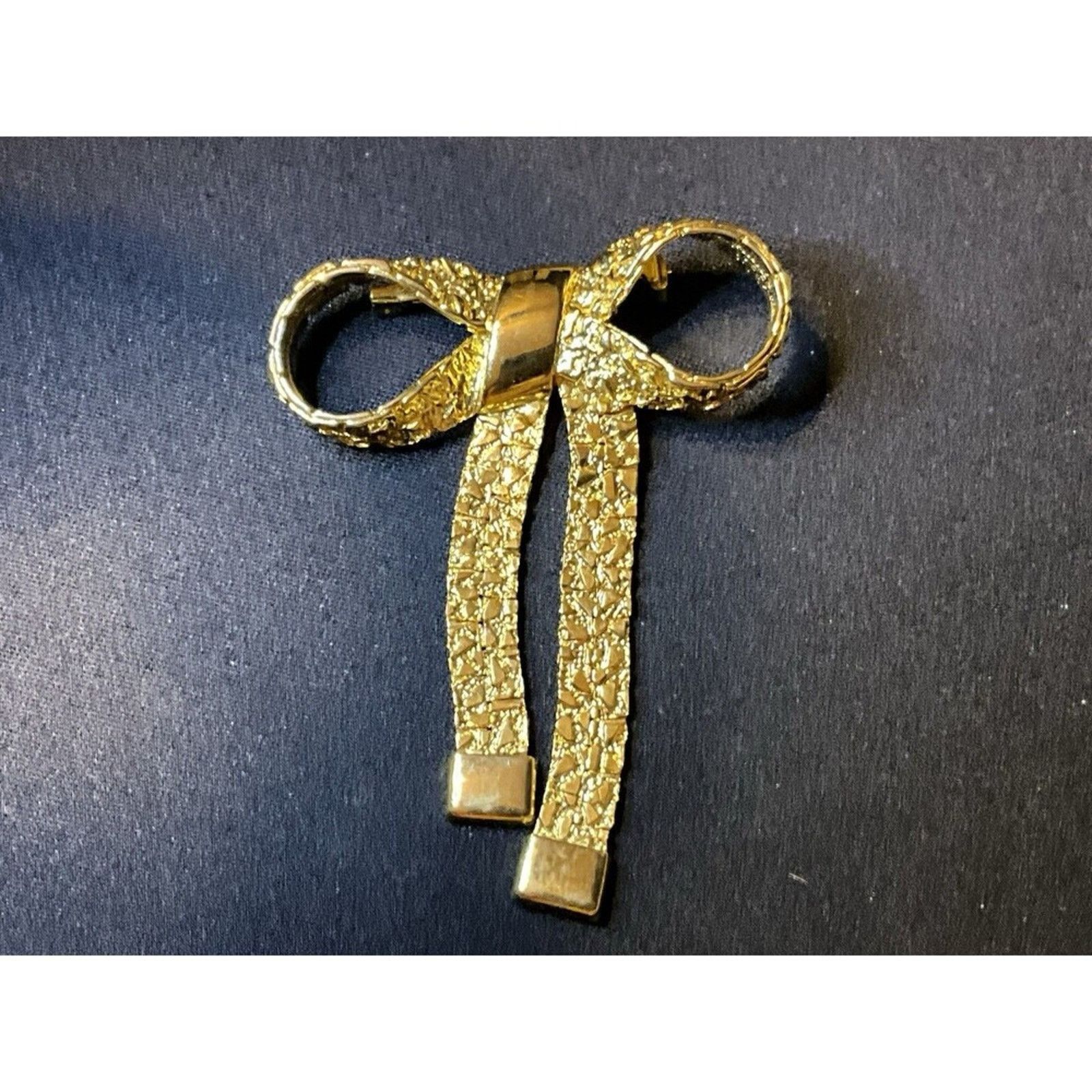 Other Textured Gold Tone Nugget Bow And Ribbon Brooch Size ONE SIZE - 2 Thumbnail
