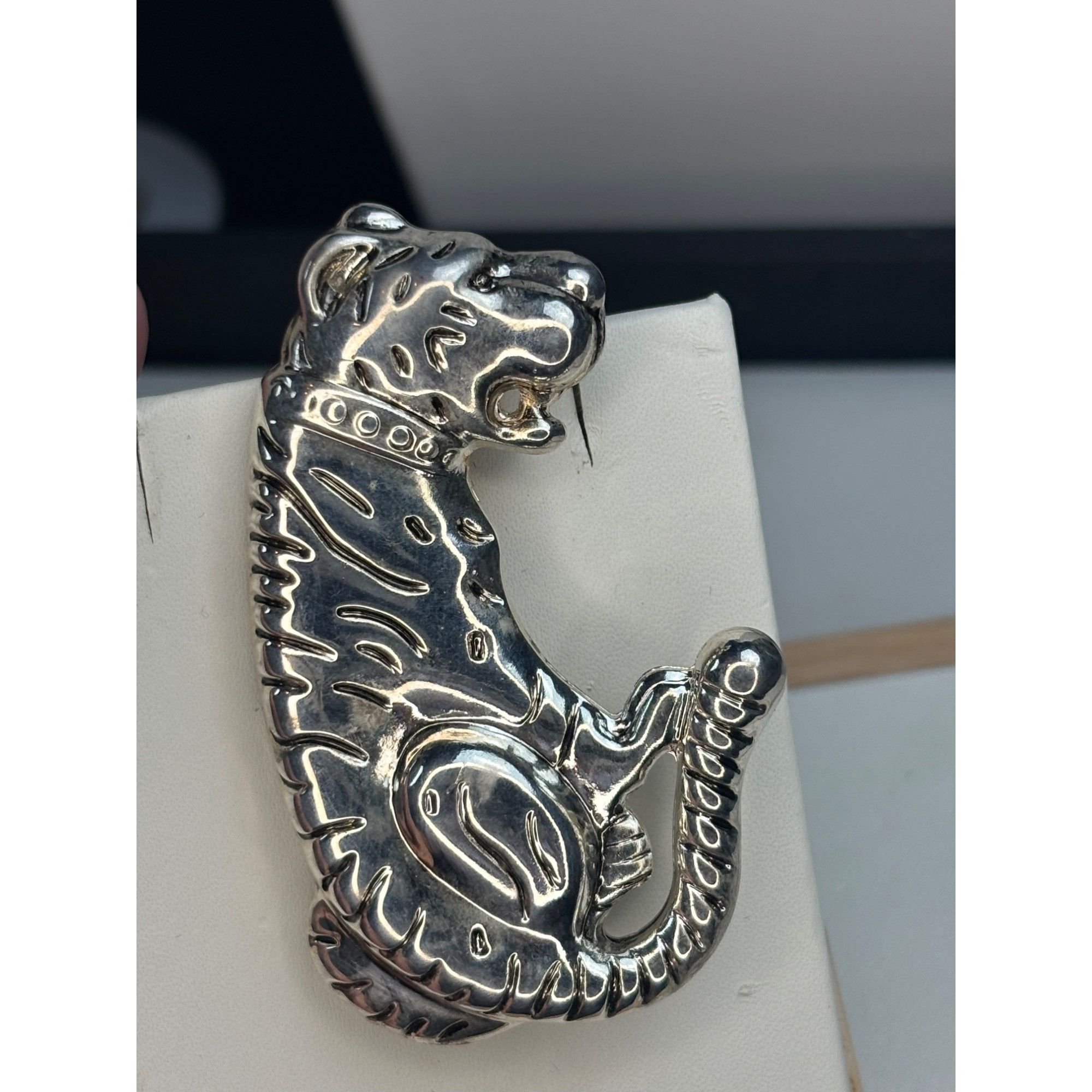 Other Silver-toned Sitting Tiger Brooch Pin Size ONE SIZE - 8 Thumbnail
