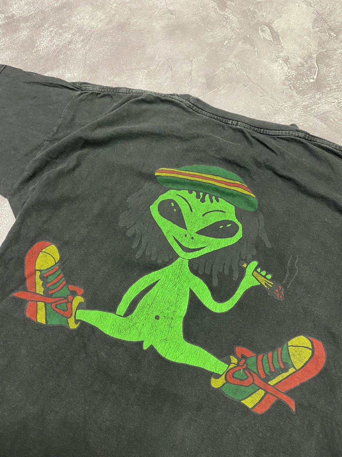 Vintage 90s Vintage Rasta Alien Faded Weed Y2K Tee Single Stitch Size US L / EU 52-54 / 3 - 2 Thumbnail
