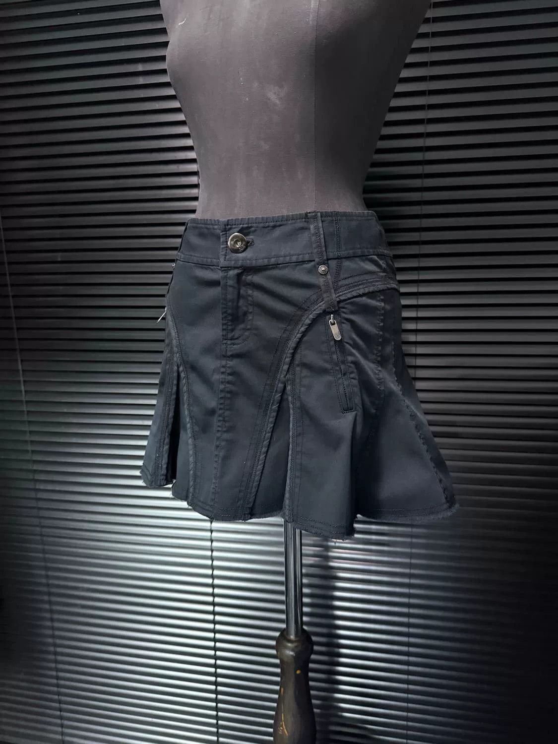 Armani Armani Vintage Tracy Denim Skirt Size 38" / US 16 / IT 52 - 1 Thumbnail