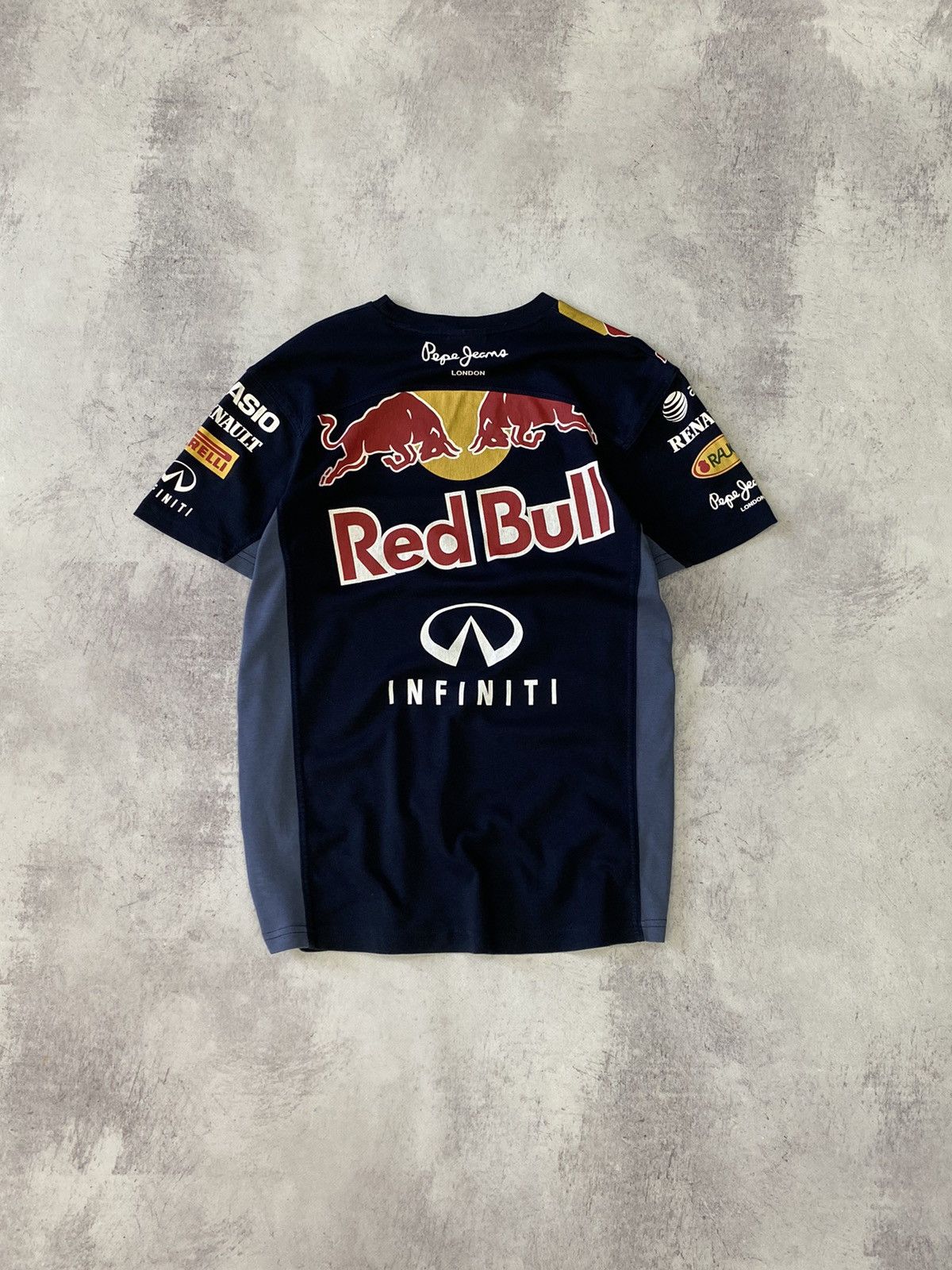 RED BULL Infiniti チーム ４年ワールドチャンピオン Tシャツ RED BULL Infiniti チーム 4年ワールドチャンピオン Tシャツ（1