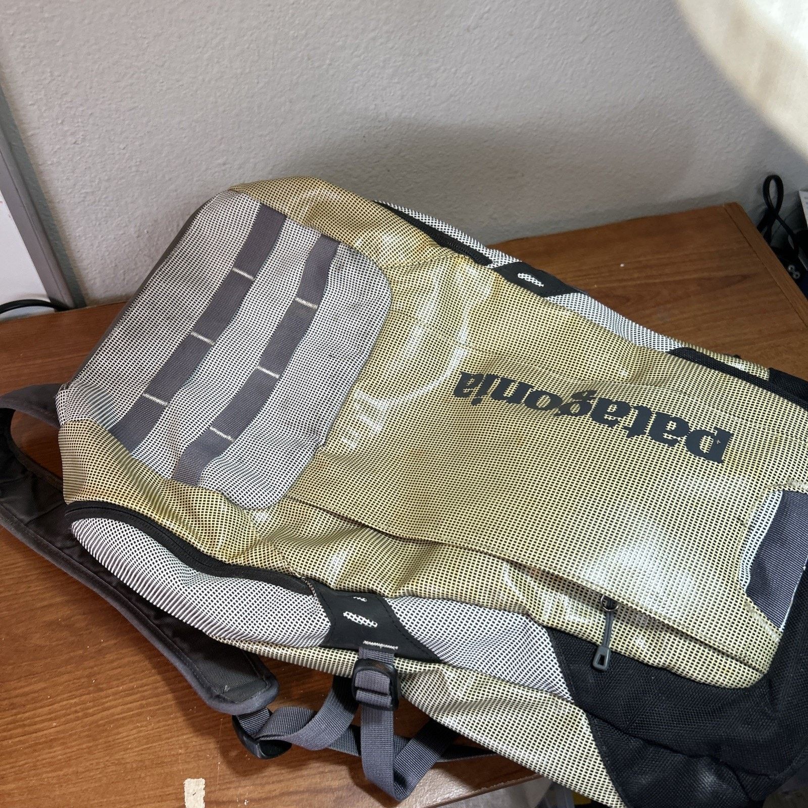 Patagonia Patagonia Black Hole Back Pack 25L Gray White Weave Pattern Size ONE SIZE - 2 Thumbnail