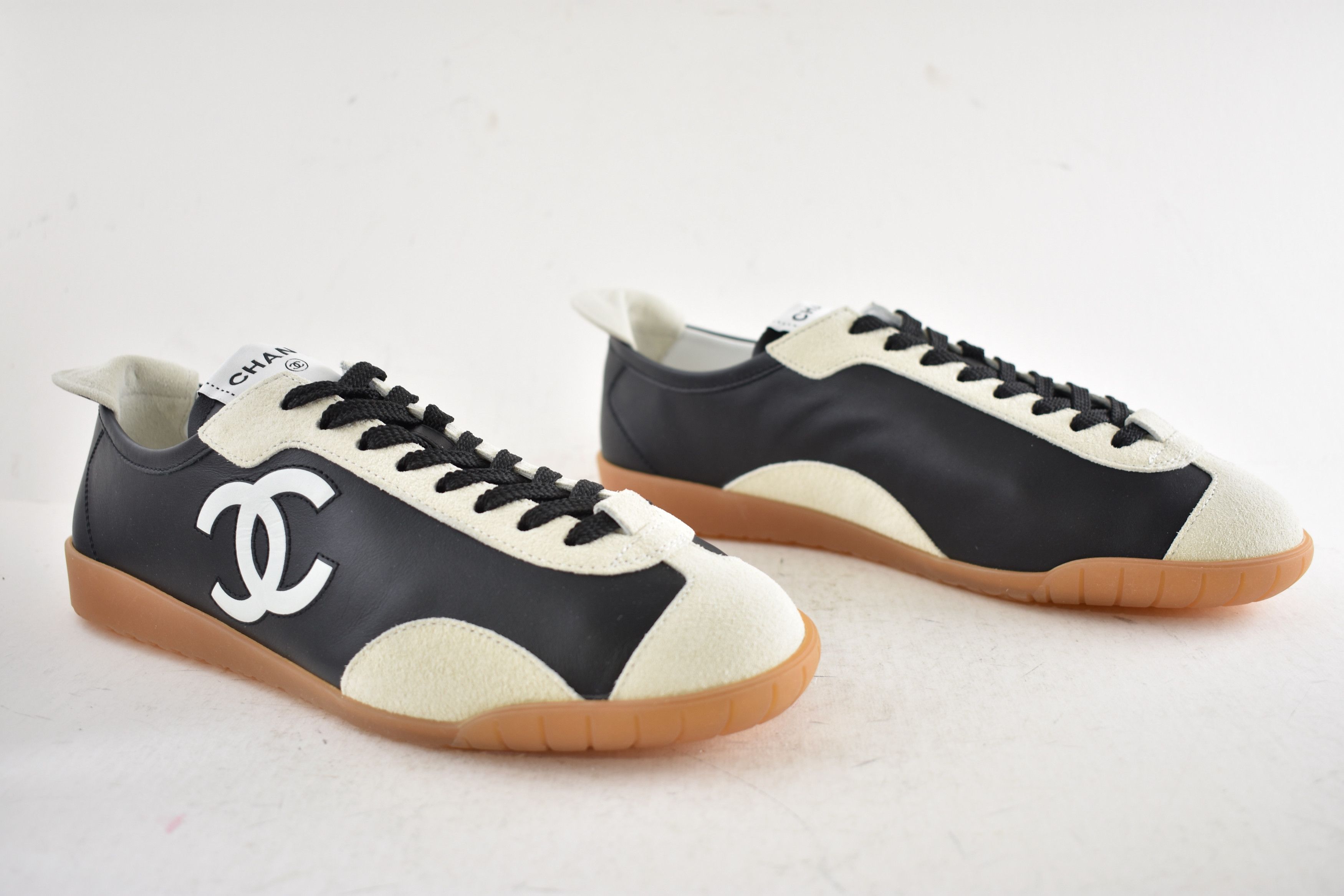 Chanel 26P White Leather Suede CC Logo Runner Trainer Sneaker 39 Size US 9 / IT 39 - 4 Thumbnail