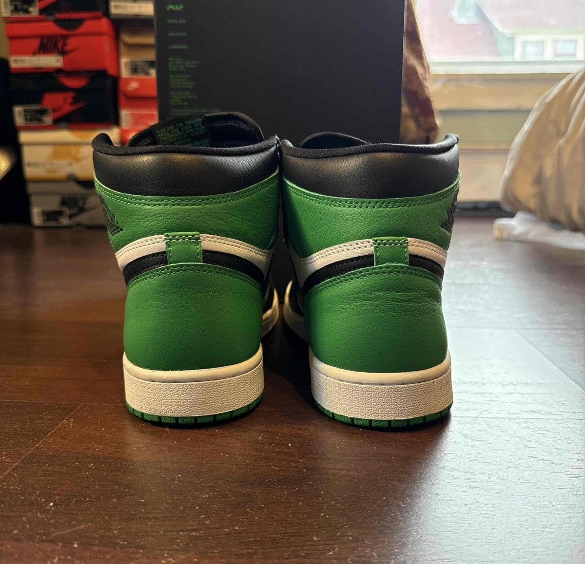 Jordan Brand Jordan Air Jordan 1 Retro High OG Lucky Green Size US 9.5 / EU 42-43 - 4 Thumbnail