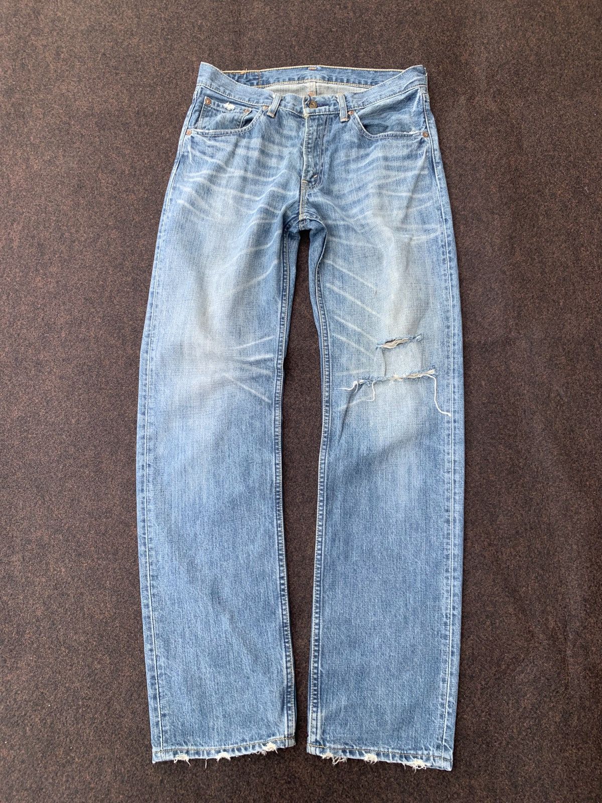 DISTRESSED VINTAGE LEVIS 502.