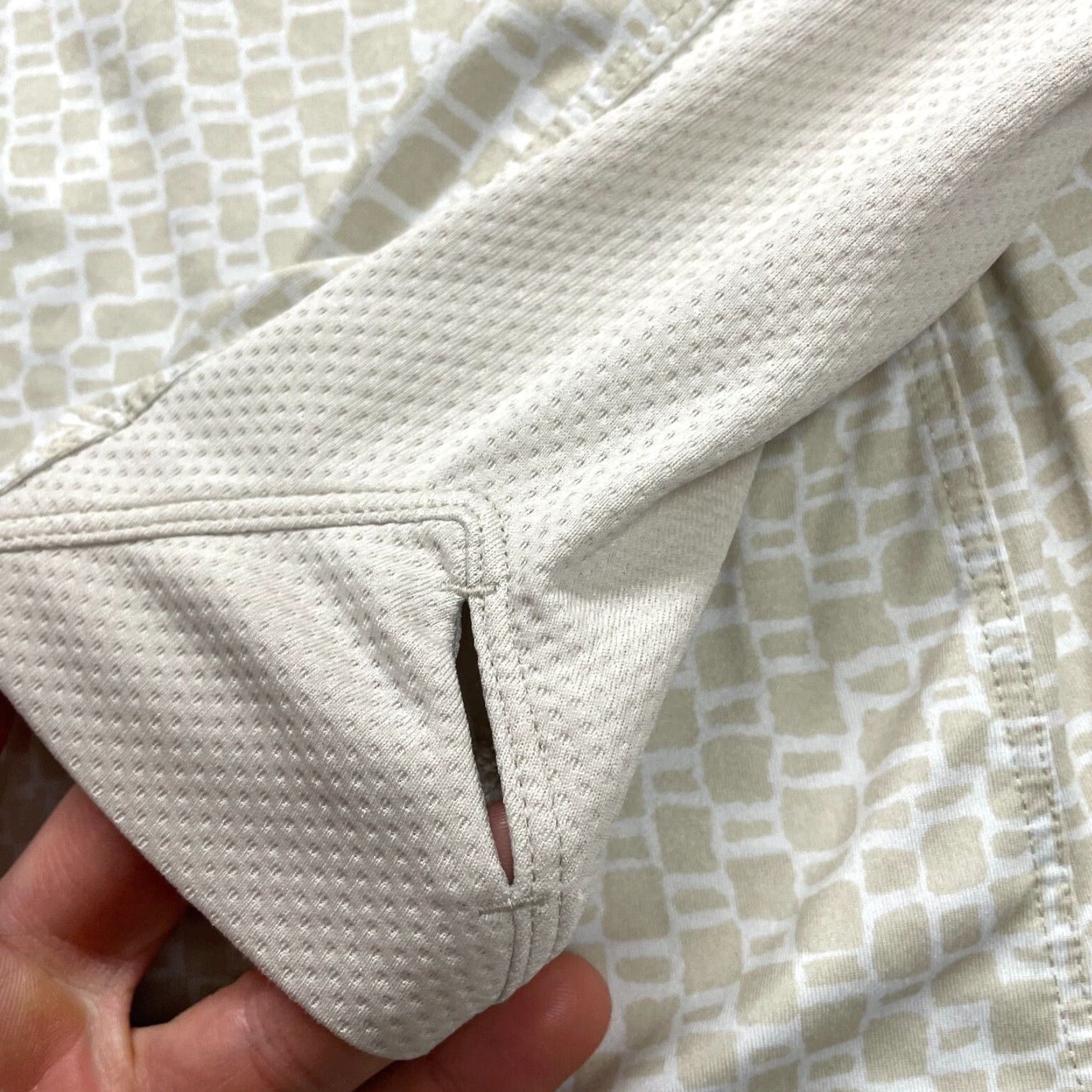 Vintage Columbia Omni Wick Active Shirt Medium Beige Patterned Thumbhole Crew Neck Womens Size M / US 6-8 / IT 42-44 - 6 Thumbnail