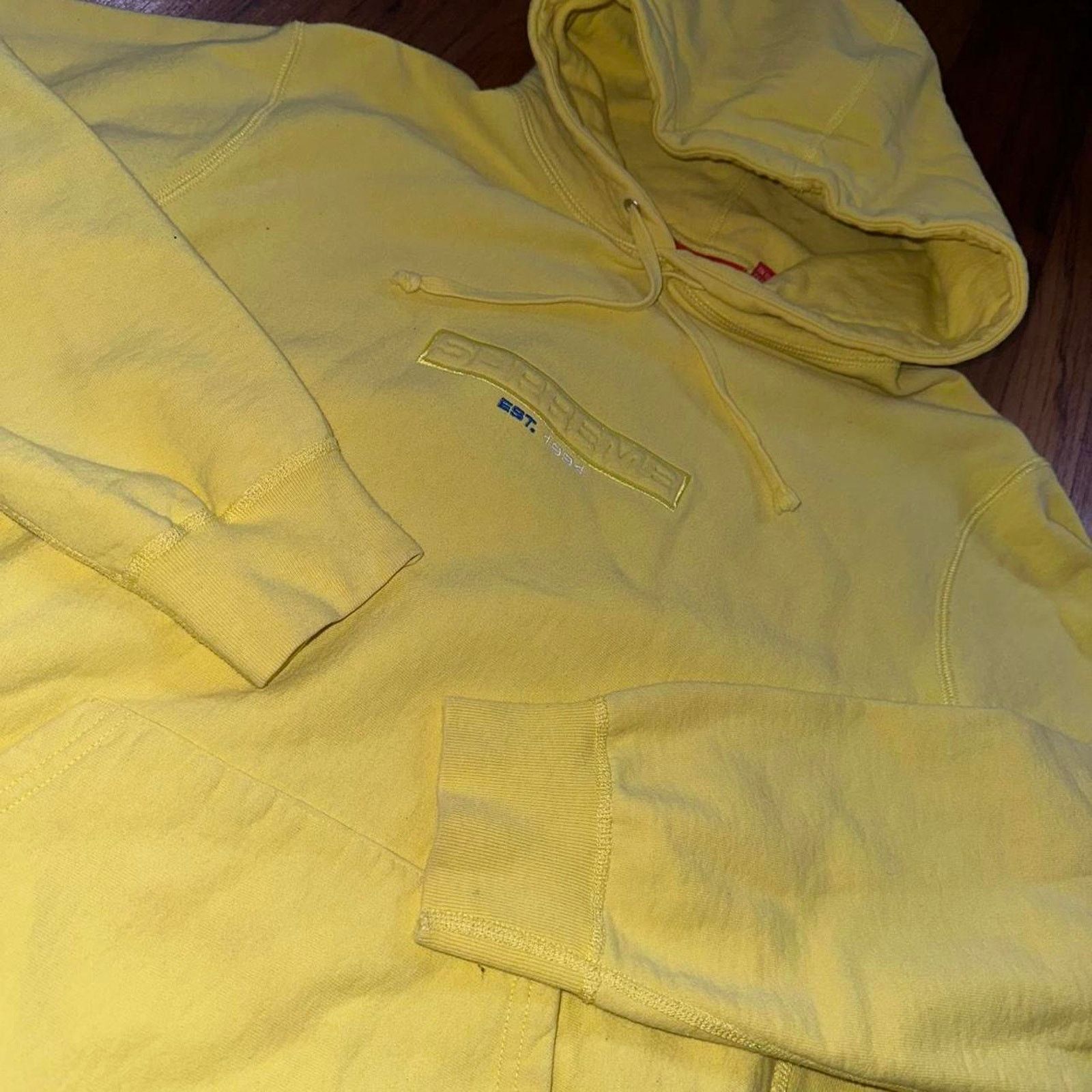Supreme Supreme Embossed Logo Hooded Sweatshirt Lemon SS18 size L Size US L / EU 52-54 / 3 - 5 Thumbnail