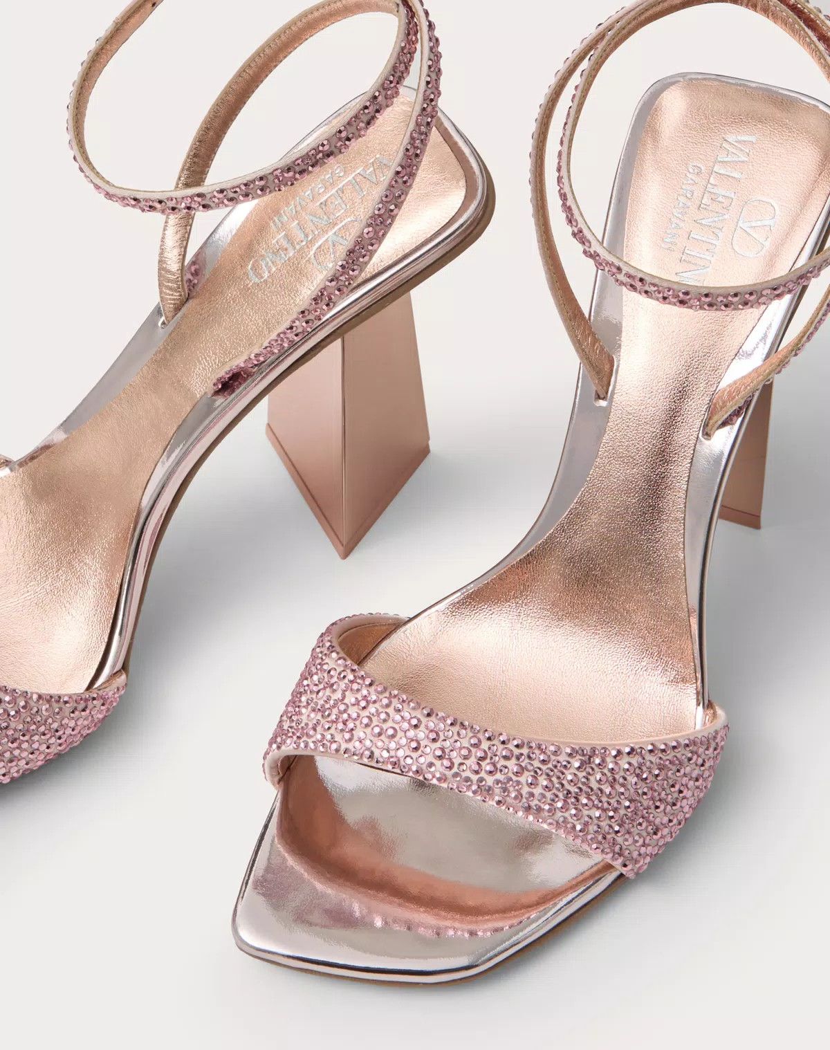 Valentino o1s1wg110426 Hyper One Stud Sandals With Crystals in Pink Size US 8 / IT 38 - 4 Thumbnail