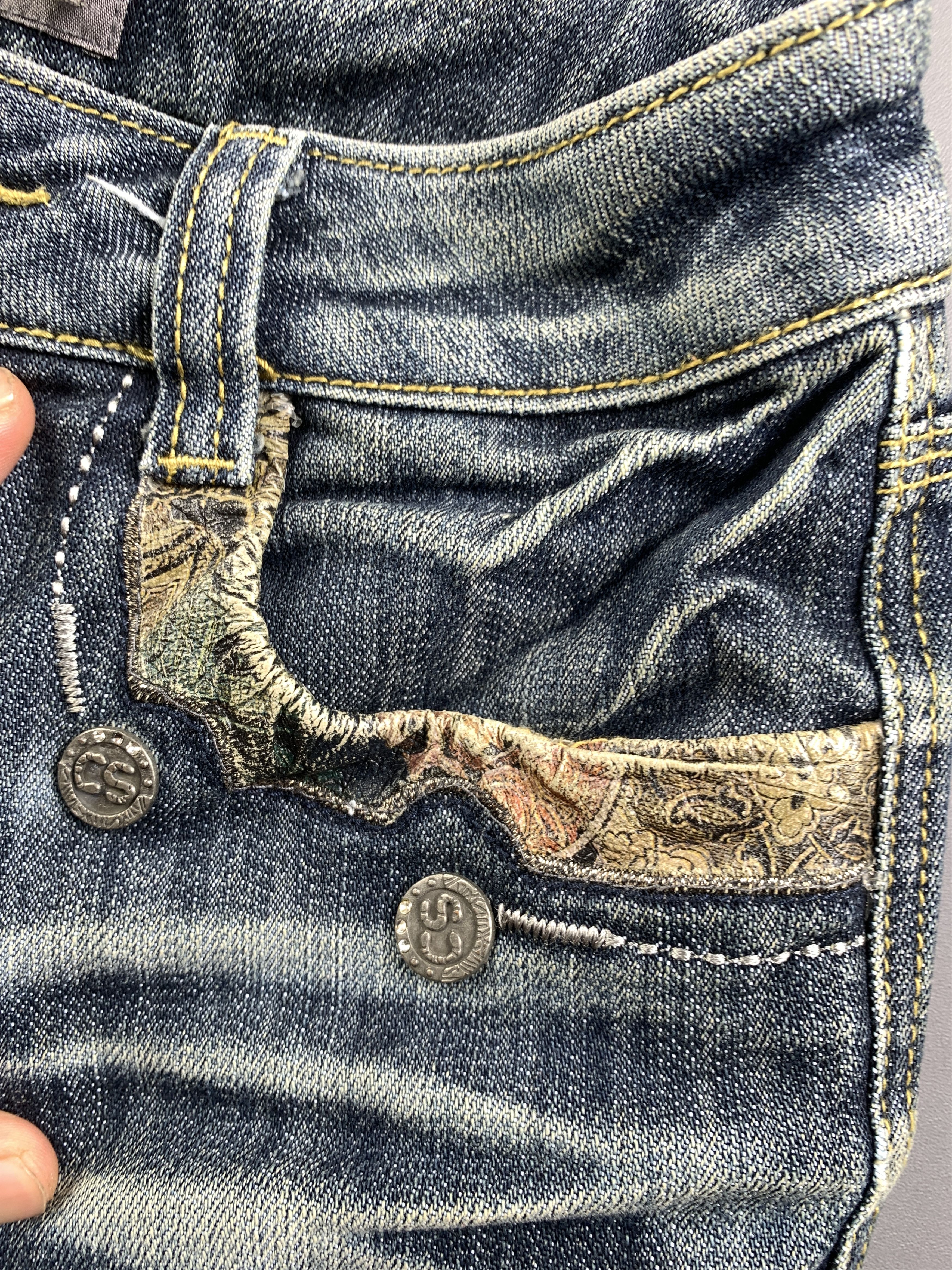 Japanese Brand QYZY Washed Blue Embroidery Chicks Capri Jeans Shorts (26) Size 26" / US 2 / IT 38 - 9 Thumbnail