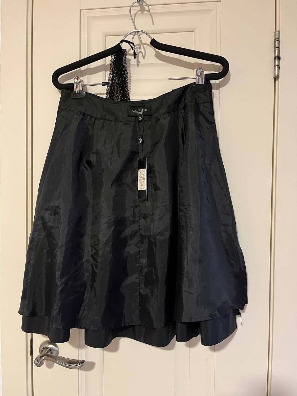 Talbots Talbots black women's pleated silken skirt size 6P (petits) Size 27" / US 4 / IT 40 - 6 Thumbnail