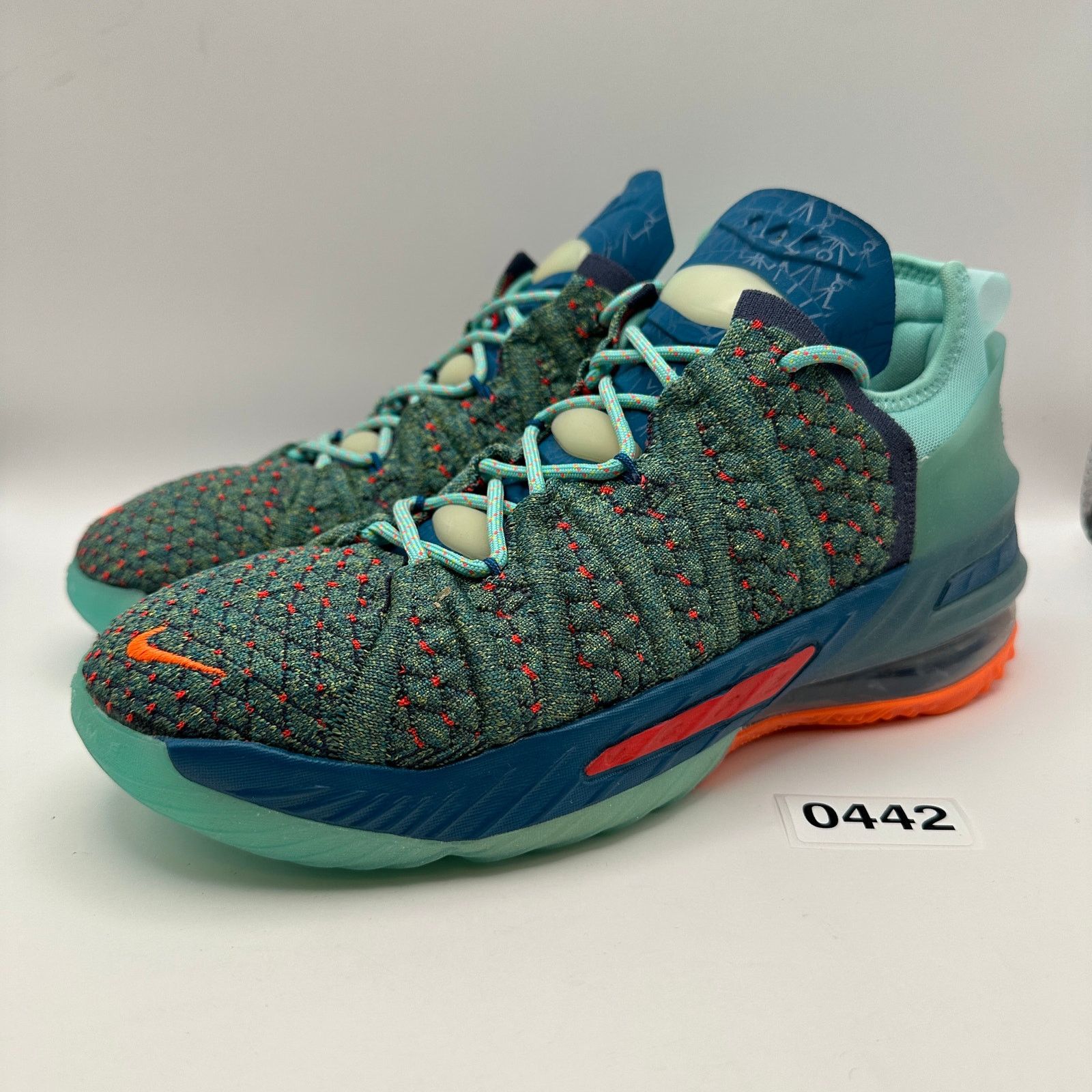 Nike NIKE LEBRON KIDS' 6Y GS We Are Family Hyper Crimson CW2760 Size US 6 / IT 36 - 1 Thumbnail