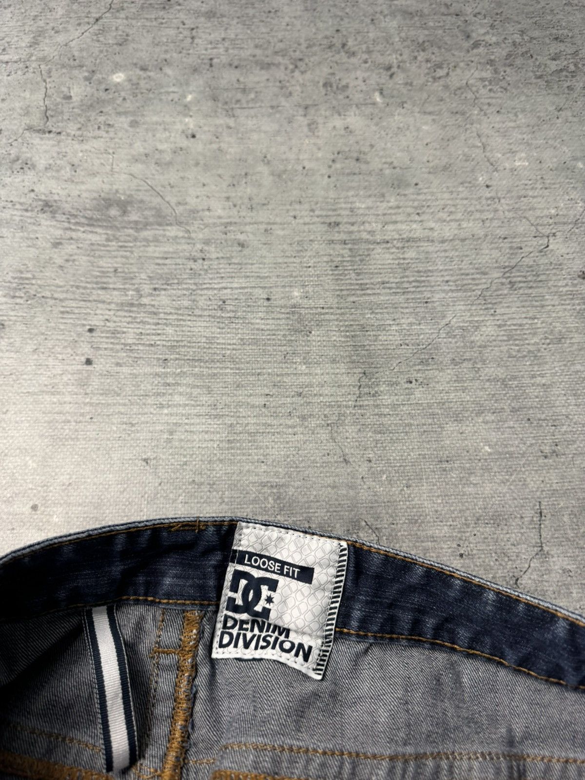 DC CRAZY VINTAGE 00s DC SHOES EMBROIDERED LOGO BAGGY JEANS Size US 34 / EU 50 - 8 Thumbnail