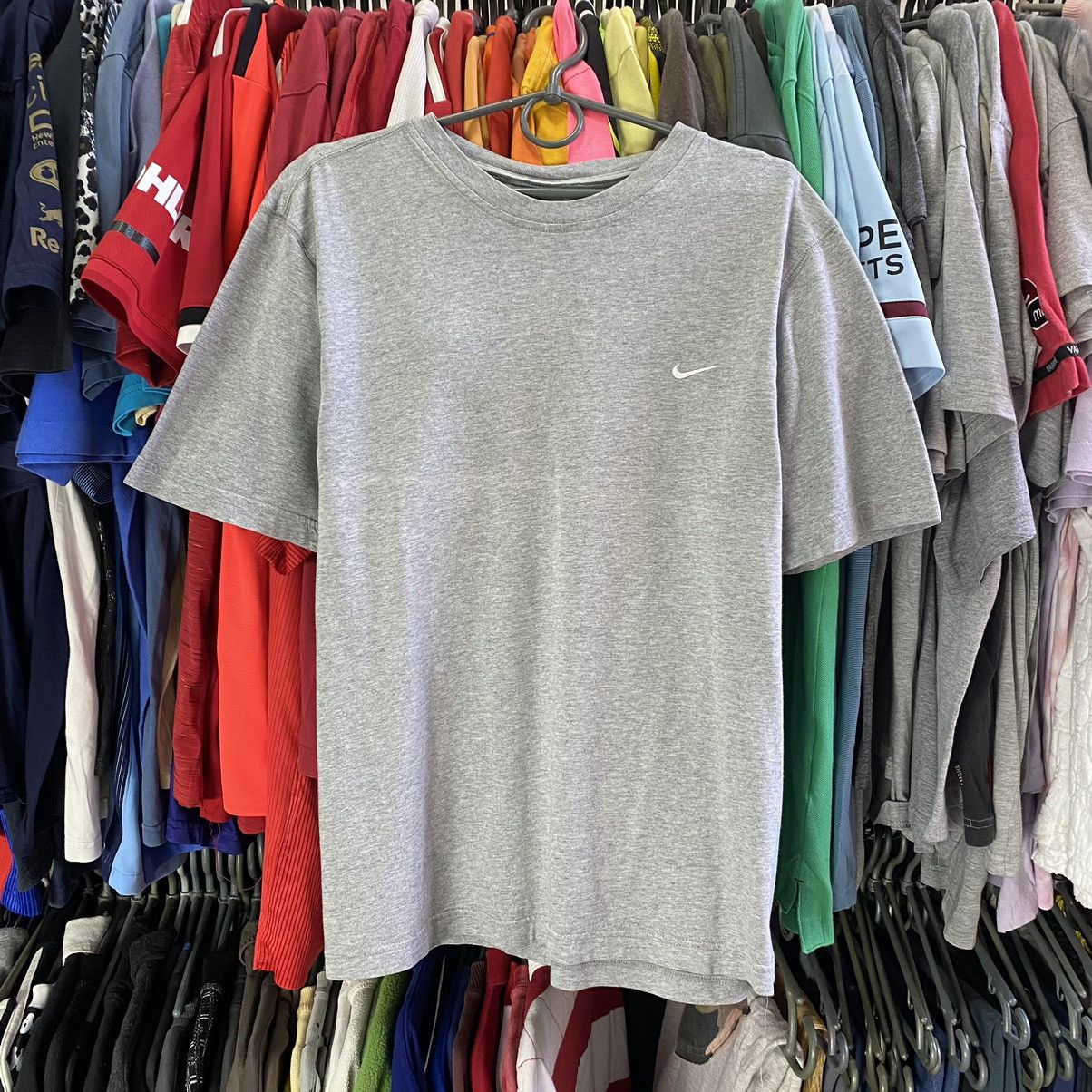 Vintage Vintage Nike Small Swoosh Grey basic 90’s tee Size US M / EU 48-50 / 2 - 1 Thumbnail