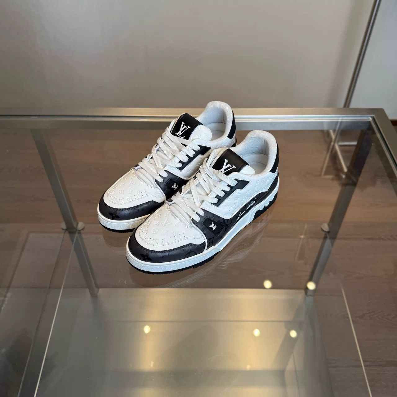 Louis Vuitton Louis Vuitton LV Trainer Black White Size US 9.5 / EU 42-43 - 1 Thumbnail