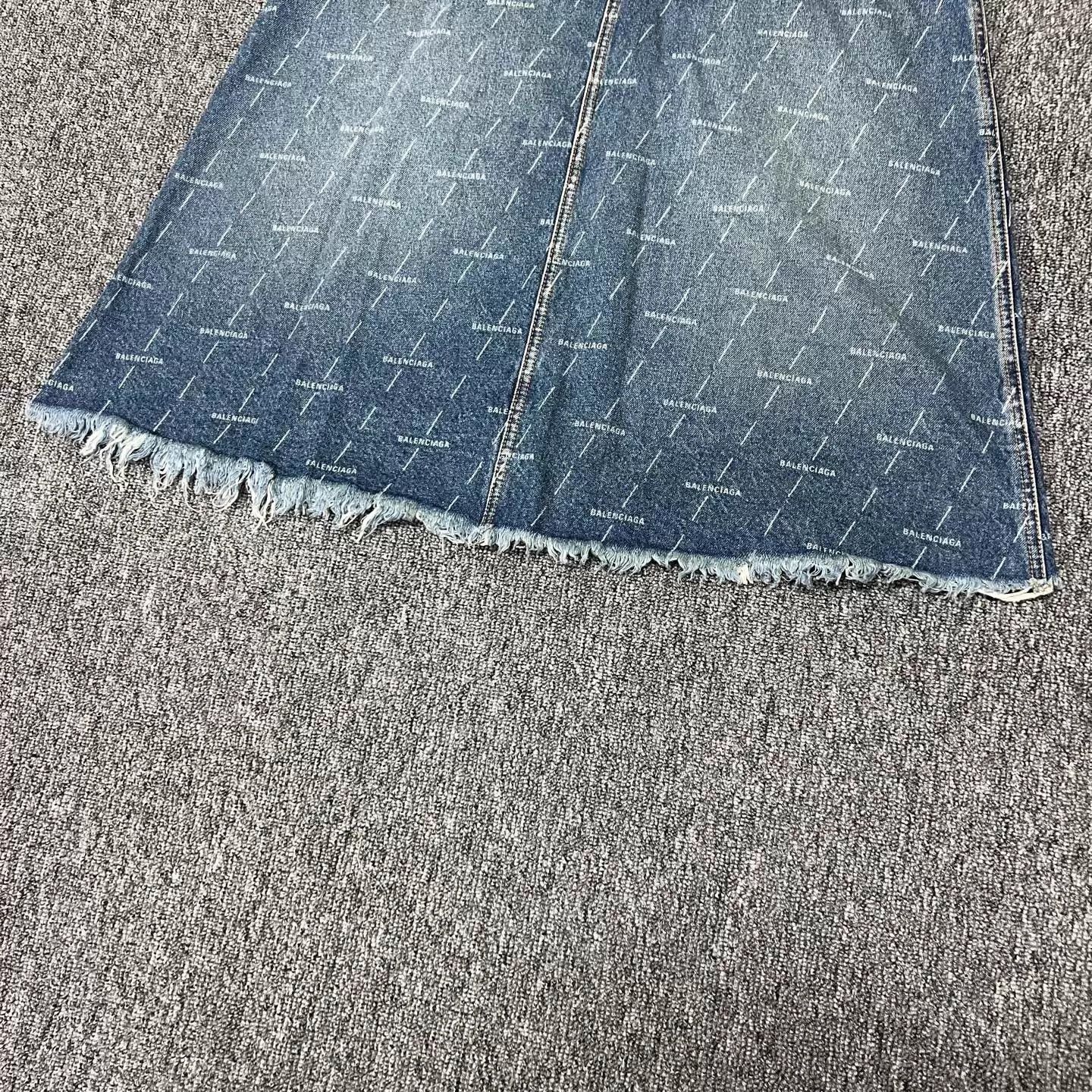 Balenciaga Balenciaga Allover Fringe Hem Washed Denim Skirt Size 26" / US 2 / IT 38 - 4 Thumbnail