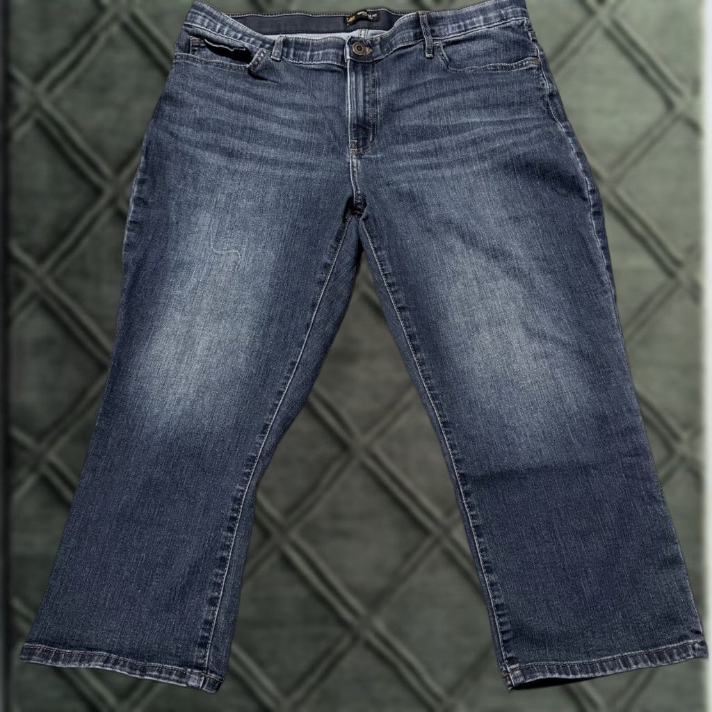 Lee Lee Women Jeans Capri Blue Mid-Rise 18 Regular Capri Jeans Ultra Lux Flex Motion Size 40" / US 18 - 1 Thumbnail