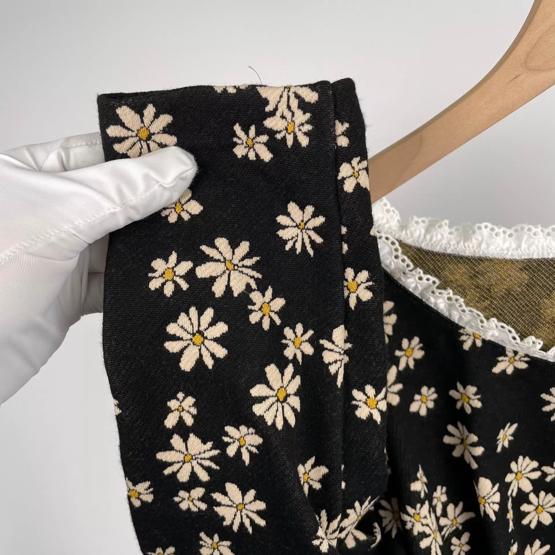 Miu Miu MIU MIU Black Daisy Floral Short Top Size S Size S / US 4 / IT 40 - 8 Thumbnail